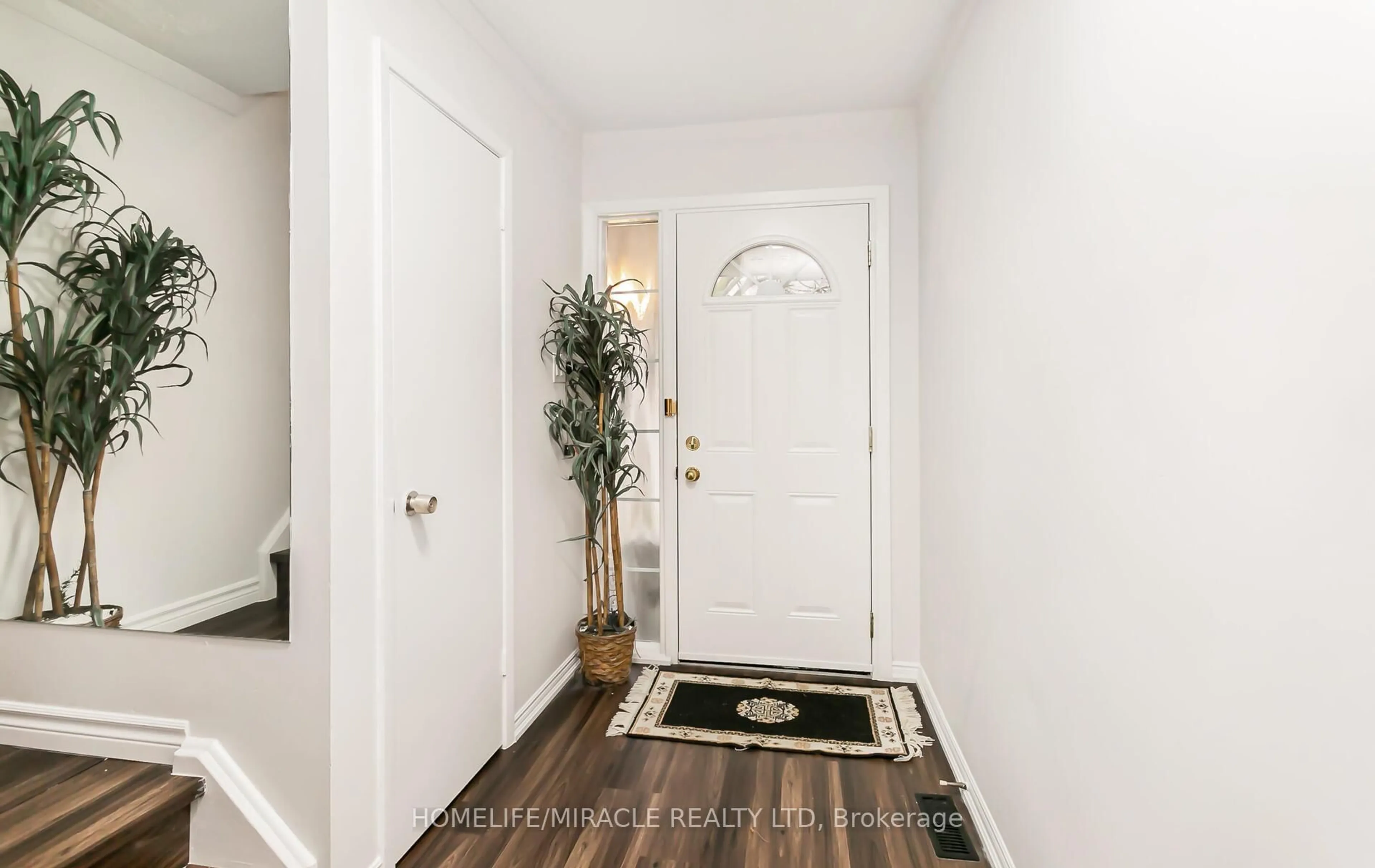 Indoor entryway for 87 Carisbrooke Crt #87, Brampton Ontario L6S 3K1