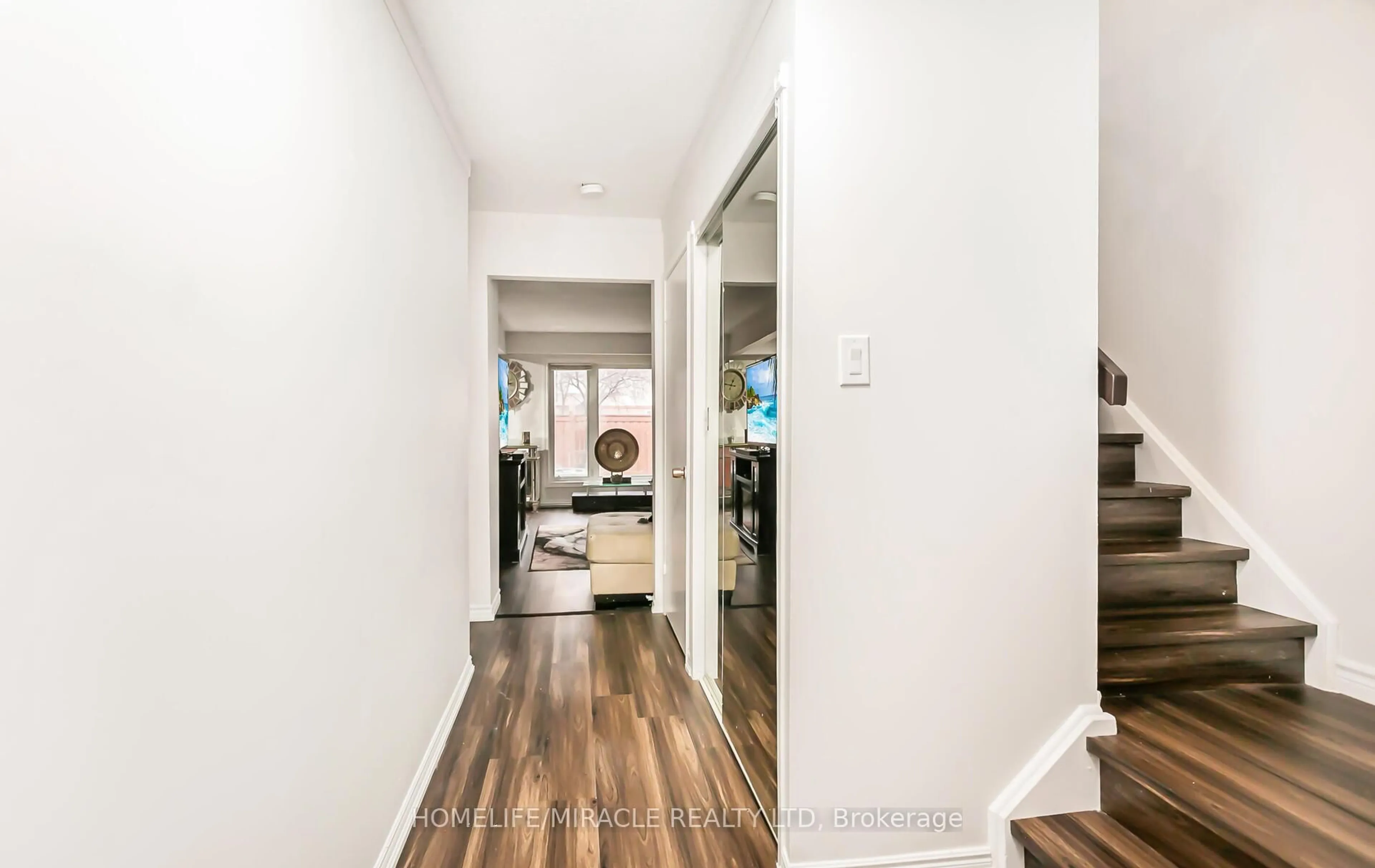 Indoor entryway for 87 Carisbrooke Crt #87, Brampton Ontario L6S 3K1