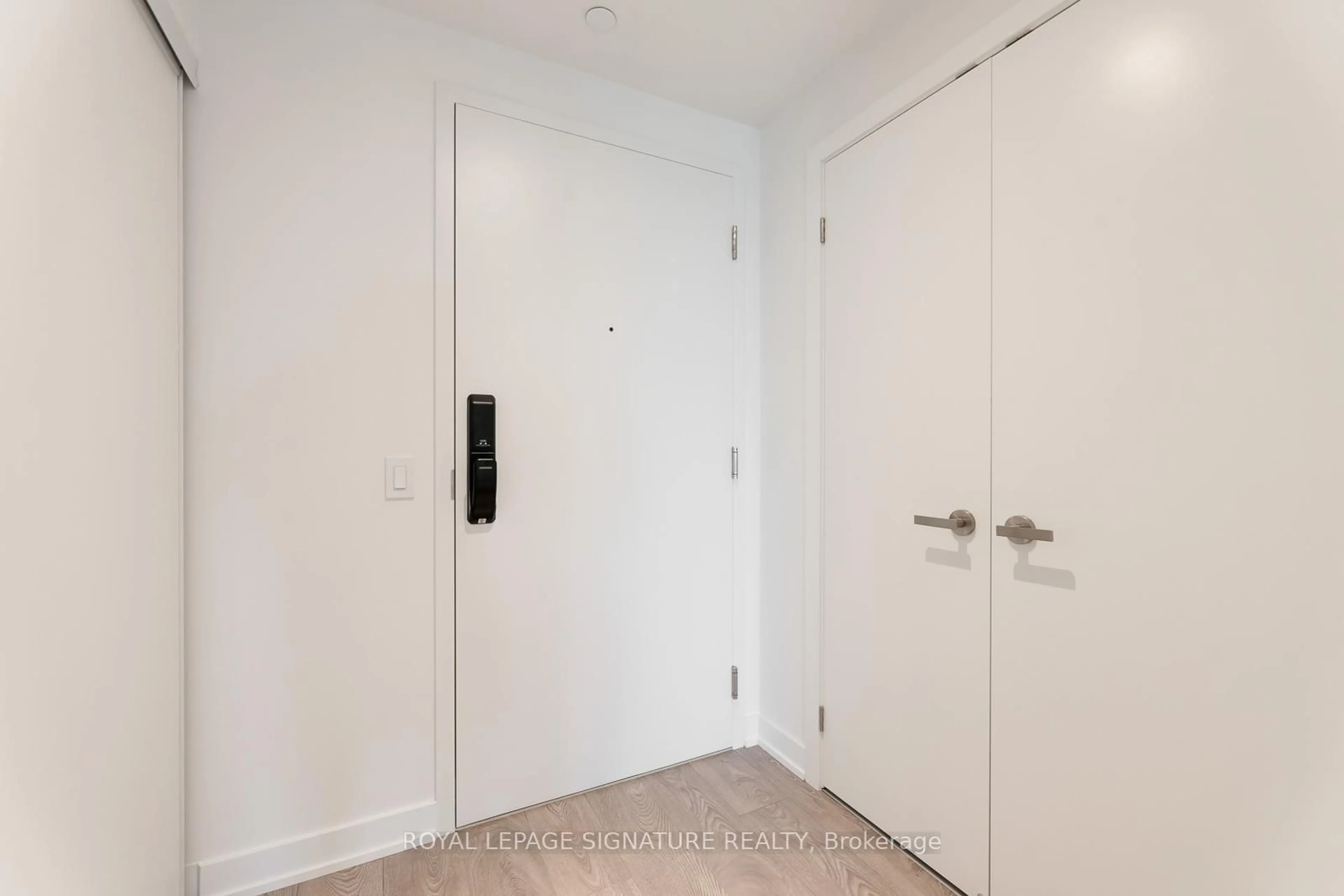 Indoor entryway for 28 Ann St #914, Mississauga Ontario L5G 0E1