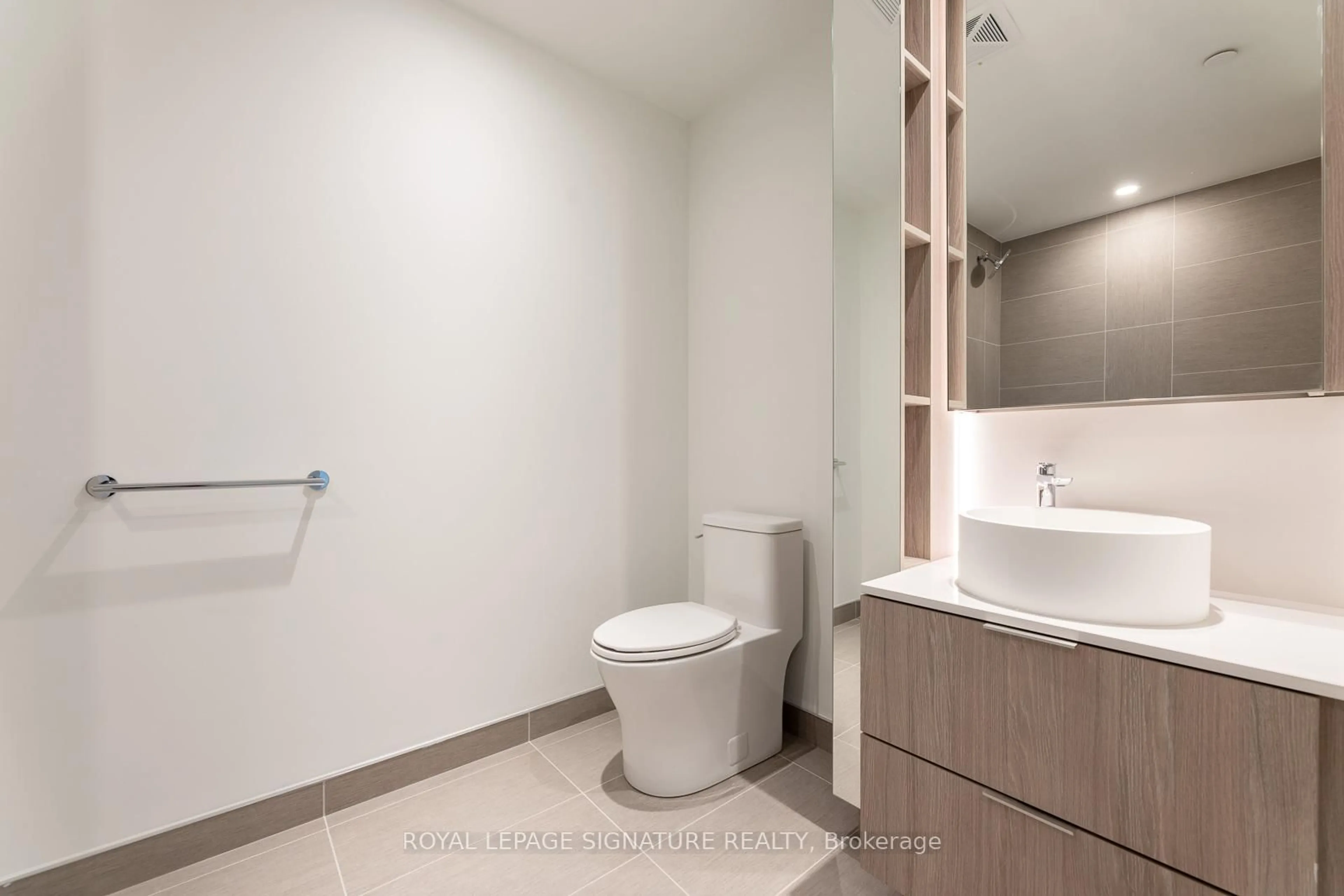 Standard bathroom, unknown for 28 Ann St #914, Mississauga Ontario L5G 0E1