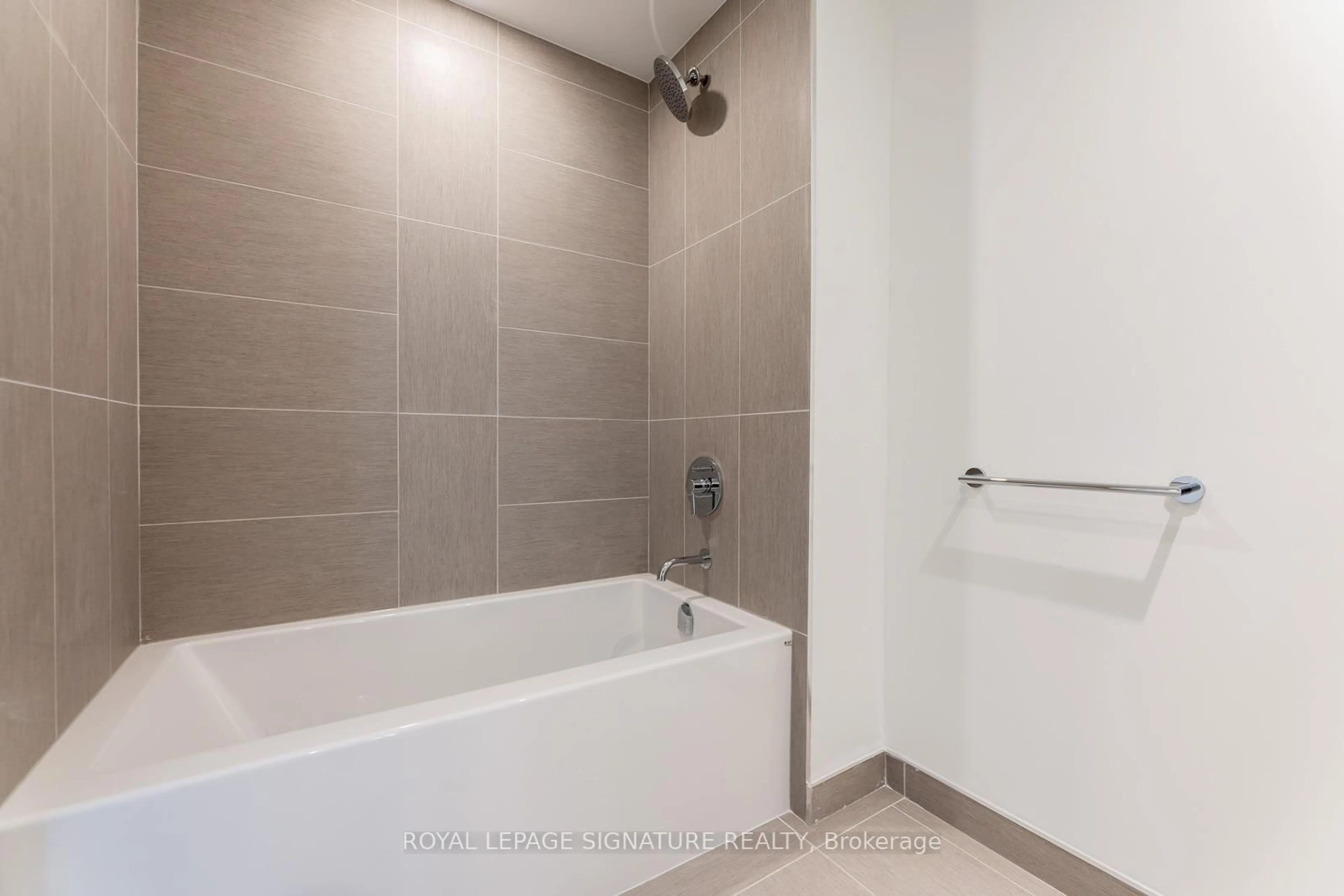 Standard bathroom, ceramic/tile floor for 28 Ann St #914, Mississauga Ontario L5G 0E1