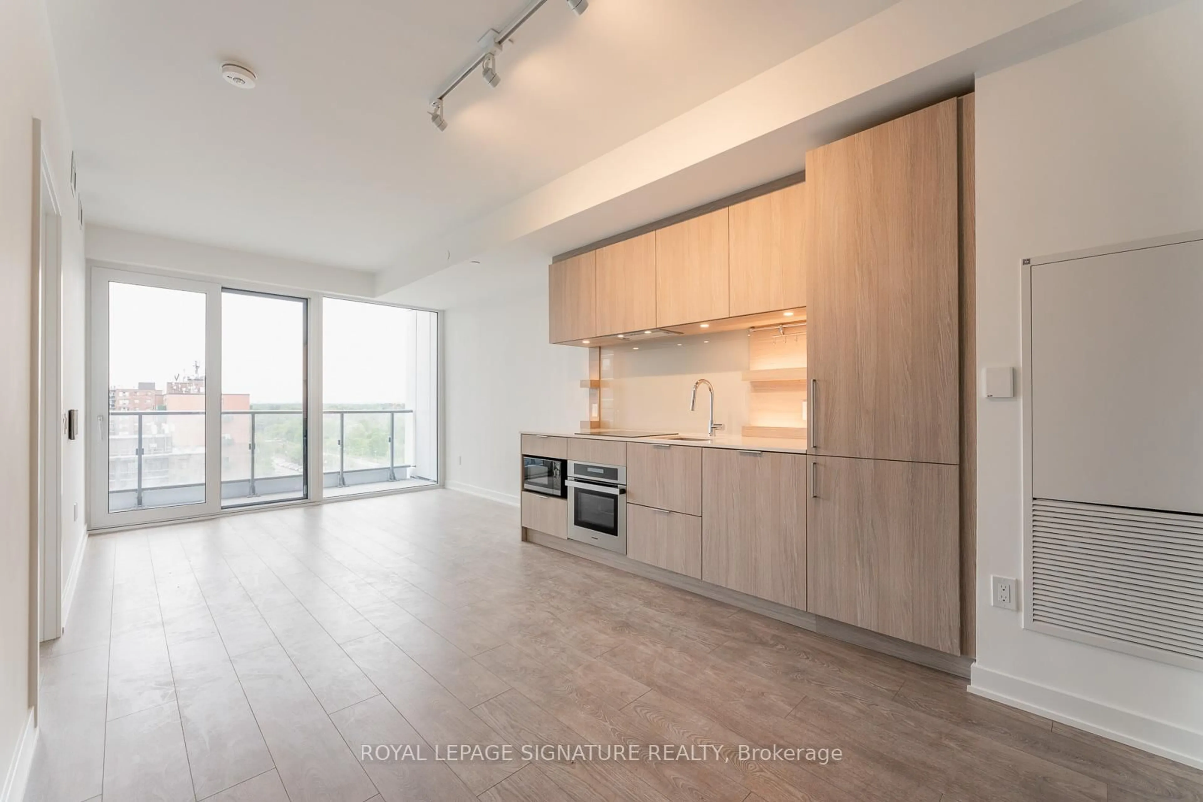 Open concept kitchen, unknown for 28 Ann St #914, Mississauga Ontario L5G 0E1