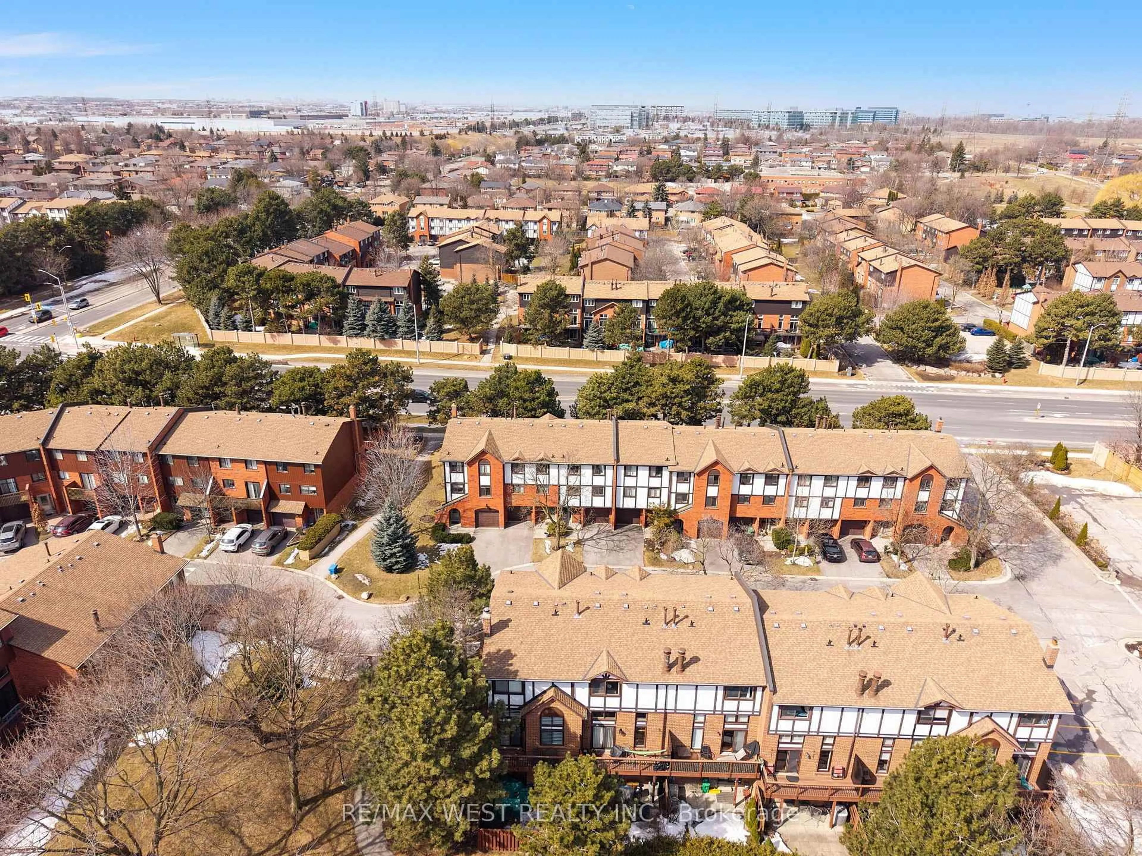 A pic from outside/outdoor area/front of a property/back of a property/a pic from drone, city buildings view from balcony for 4165 Fieldgate Dr #7, Mississauga Ontario L4W 2M9