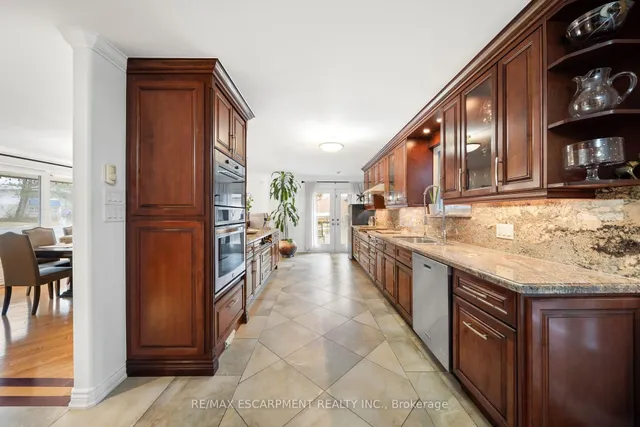 Additional property image - 1045 Bloor St