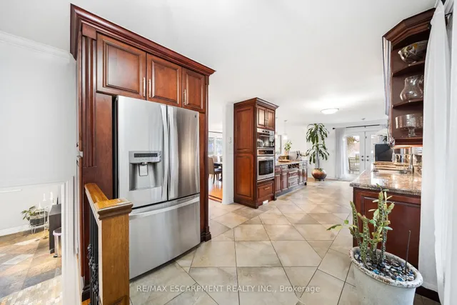Additional property image - 1045 Bloor St