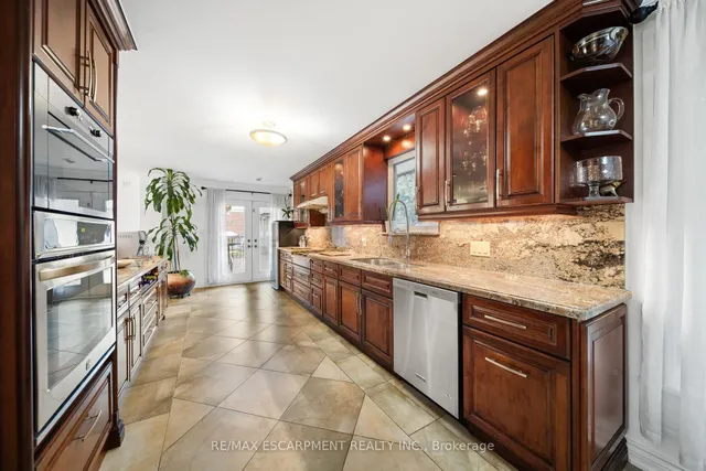 Additional property image - 1045 Bloor St