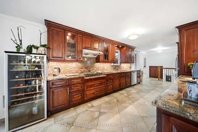 Additional property image - 1045 Bloor St