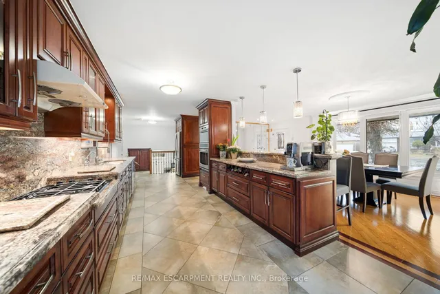 Additional property image - 1045 Bloor St