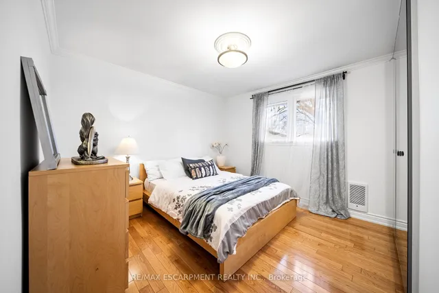 Additional property image - 1045 Bloor St
