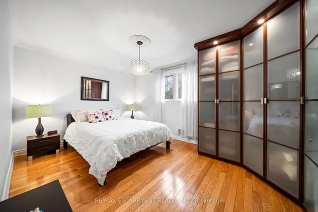 Additional property image - 1045 Bloor St