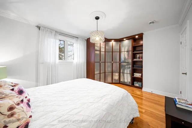 Additional property image - 1045 Bloor St