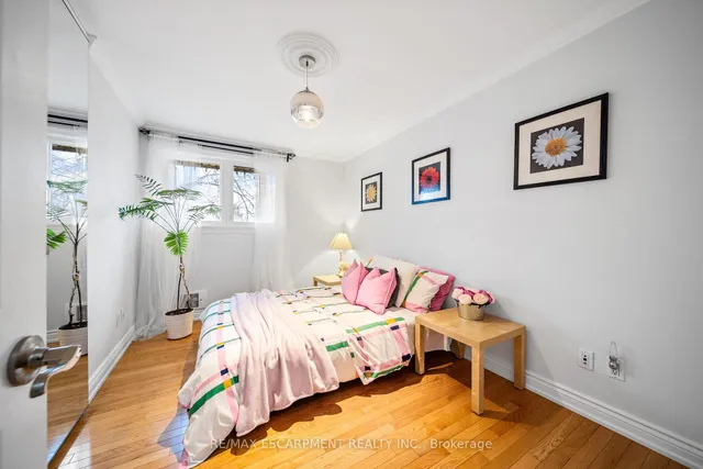 Additional property image - 1045 Bloor St