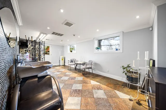 Additional property image - 1045 Bloor St