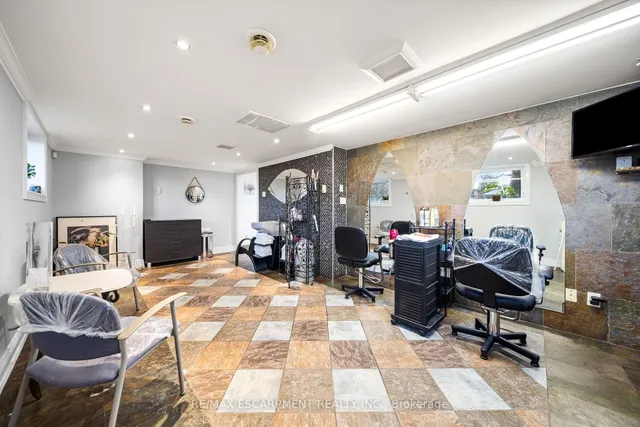 Additional property image - 1045 Bloor St