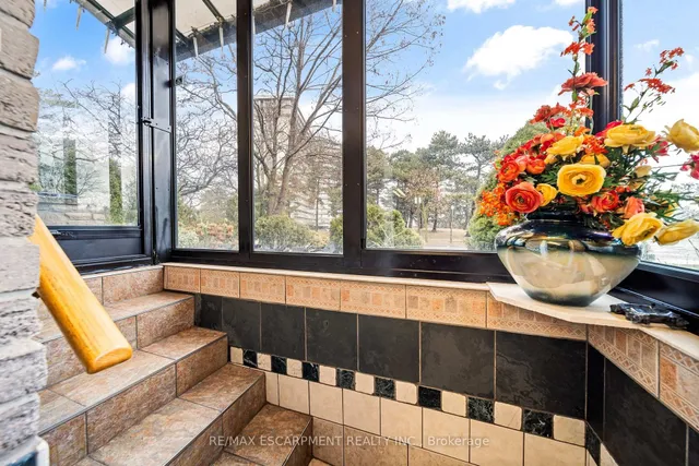 Additional property image - 1045 Bloor St