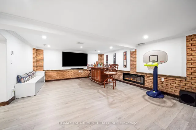 Additional property image - 1045 Bloor St