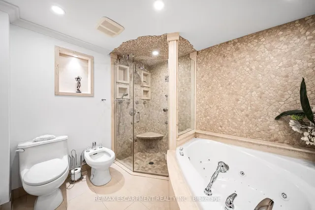 Additional property image - 1045 Bloor St