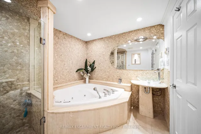 Additional property image - 1045 Bloor St