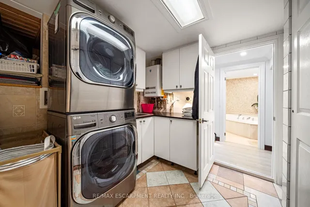 Additional property image - 1045 Bloor St