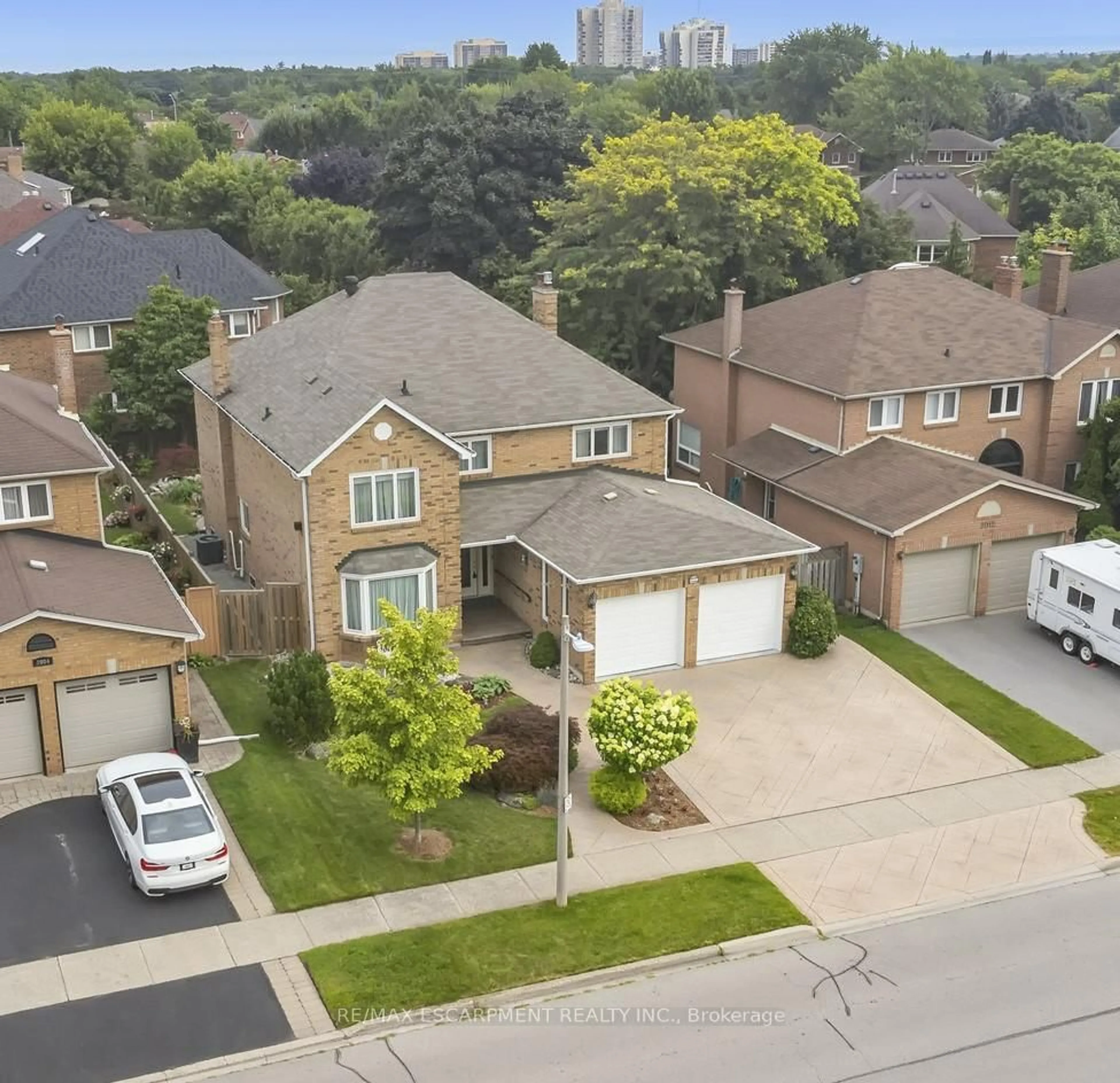 A pic from outside/outdoor area/front of a property/back of a property/a pic from drone, street for 2008 Grenville Dr, Oakville Ontario L6H 3Z3