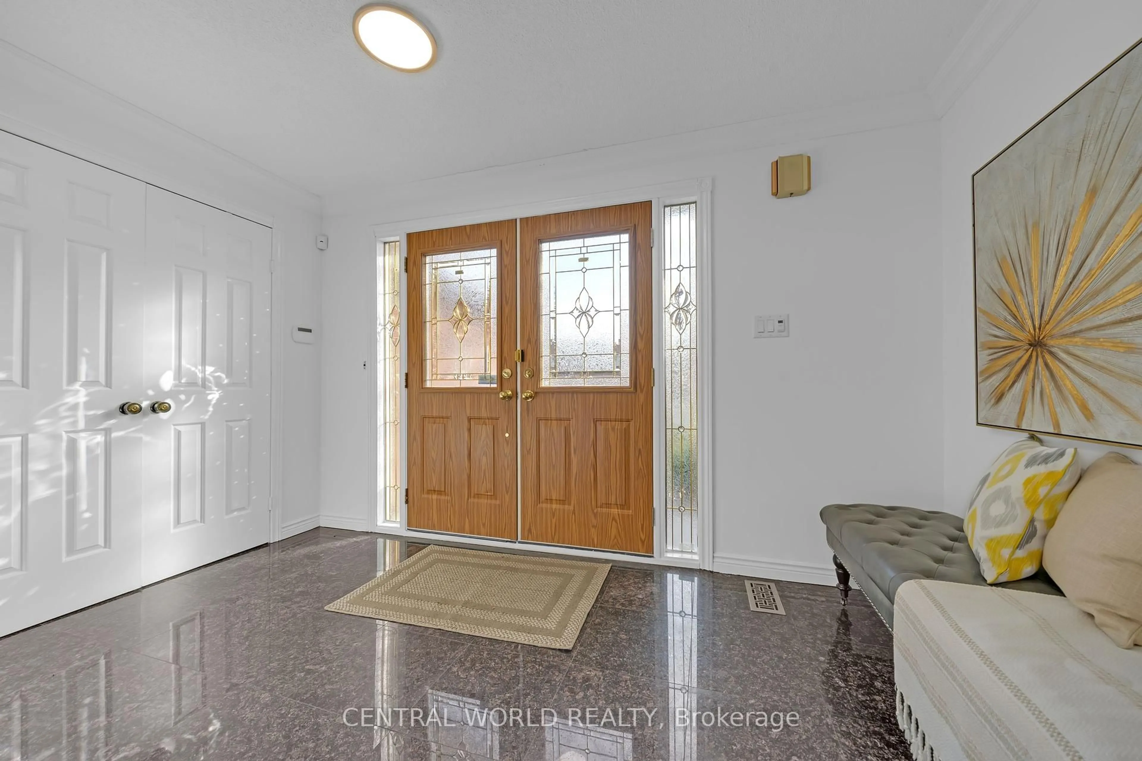Indoor entryway for 12 Lindhurst St, Brampton Ontario L6S 4C2