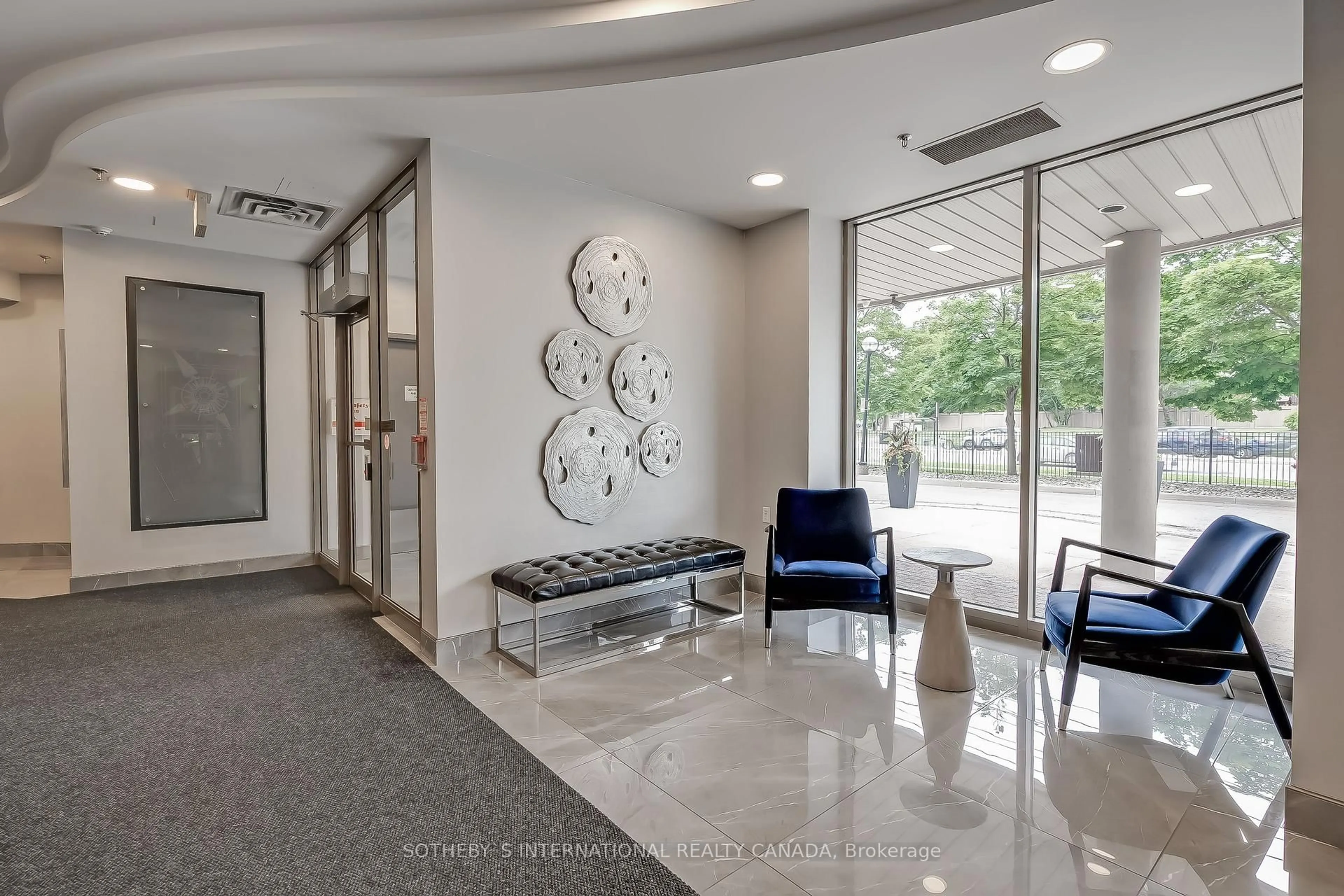 Indoor foyer for 200 Burnhamthorpe Rd #308, Mississauga Ontario L5A 4E8