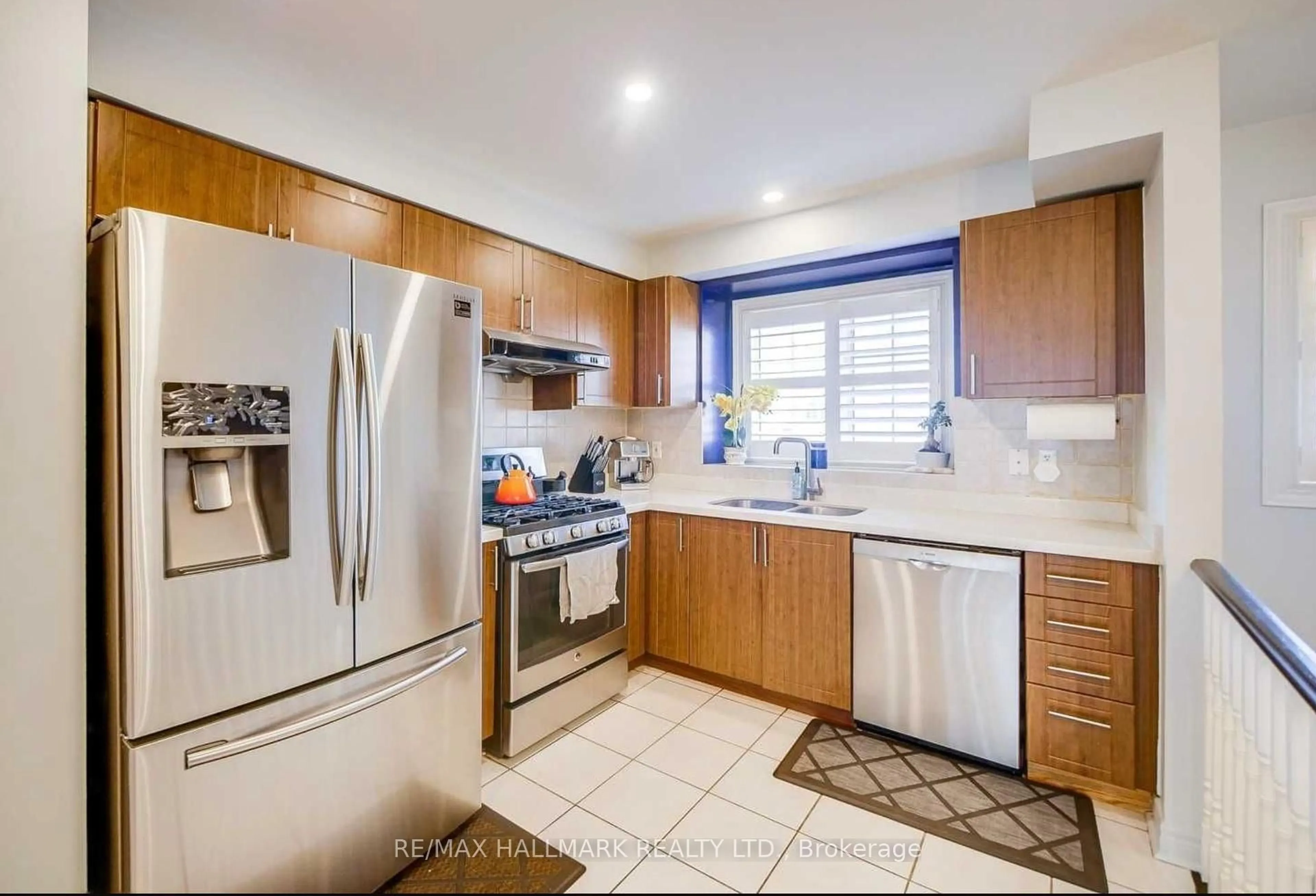 Standard kitchen, ceramic/tile floor for 1128 Dundas St #4, Mississauga Ontario L5C 1E1