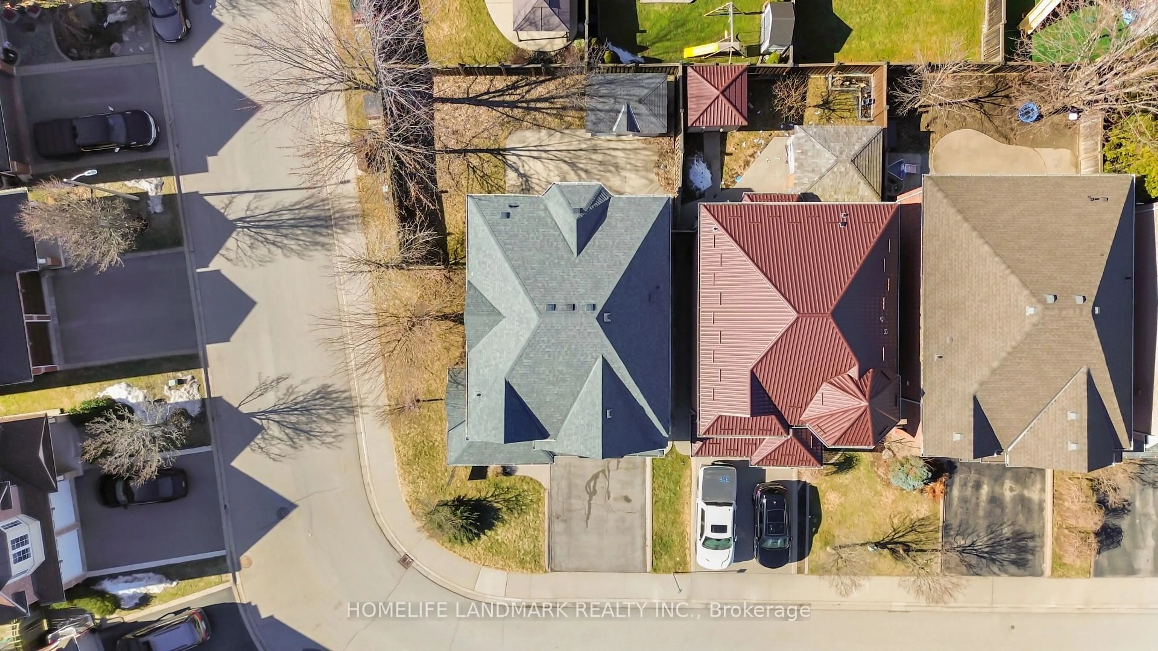 A pic from outside/outdoor area/front of a property/back of a property/a pic from drone, street for 5253 Nova Cres, Burlington Ontario L7L 7B8