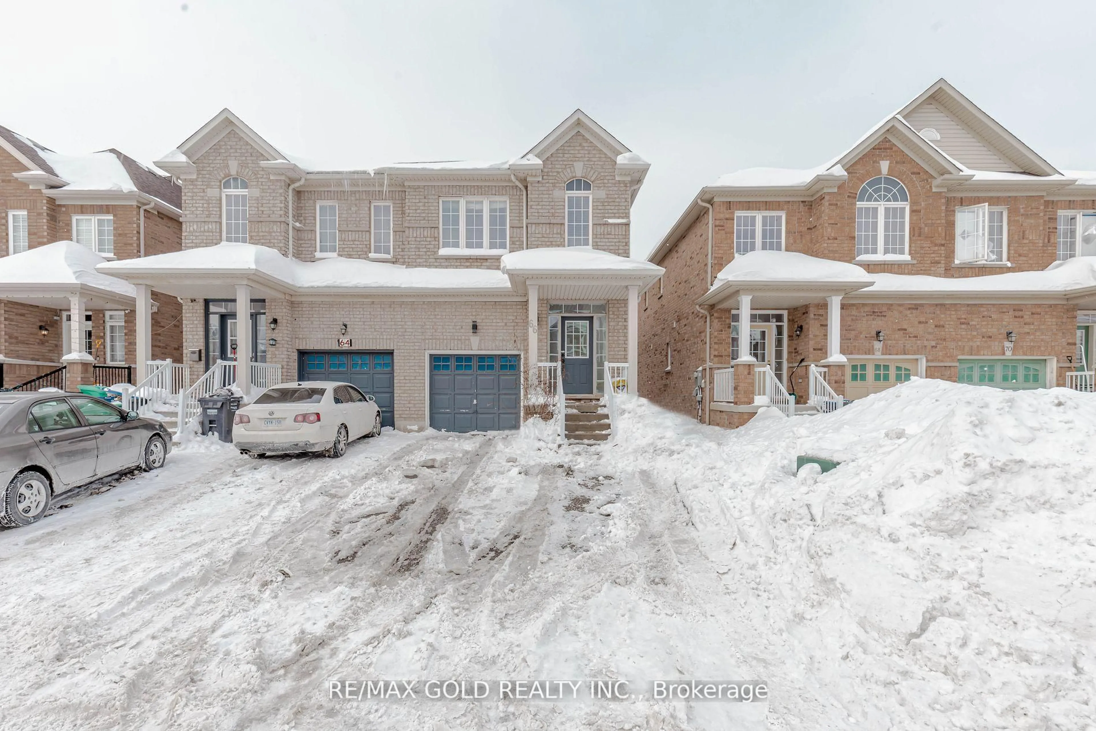 A pic from outside/outdoor area/front of a property/back of a property/a pic from drone, street for 66 Crumlin Cres, Brampton Ontario L6S 0E9