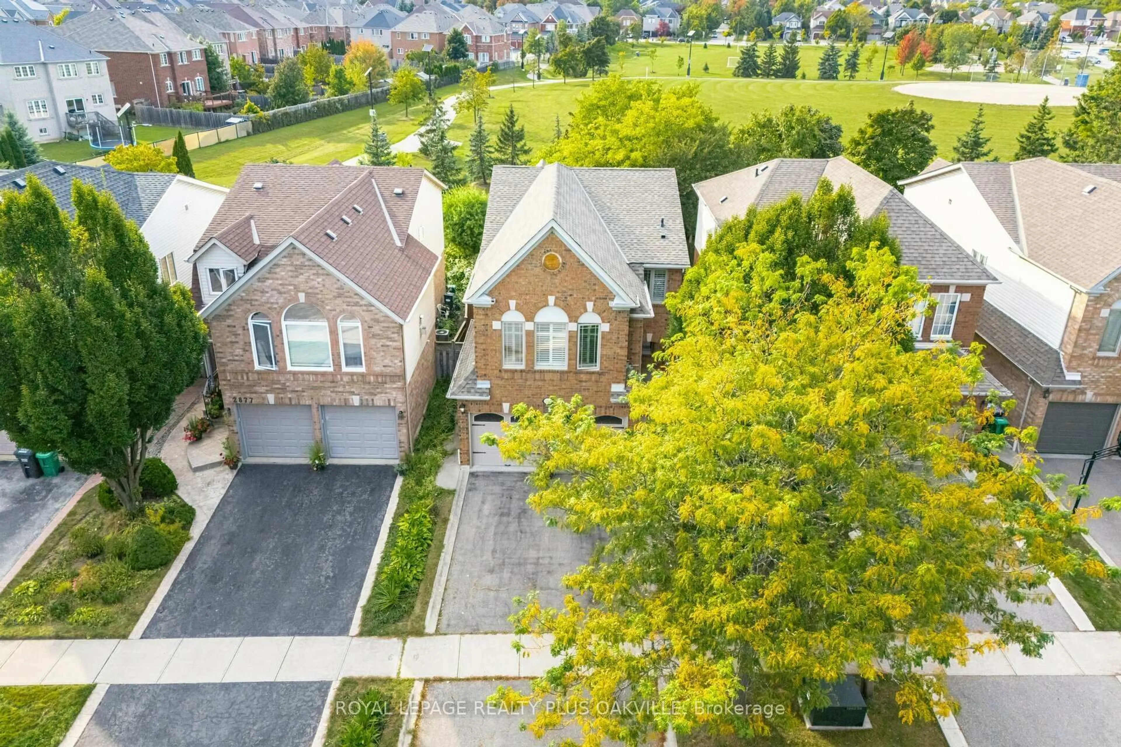 A pic from outside/outdoor area/front of a property/back of a property/a pic from drone, street for 2873 Cartwright Cres, Mississauga Ontario L5M 5W4