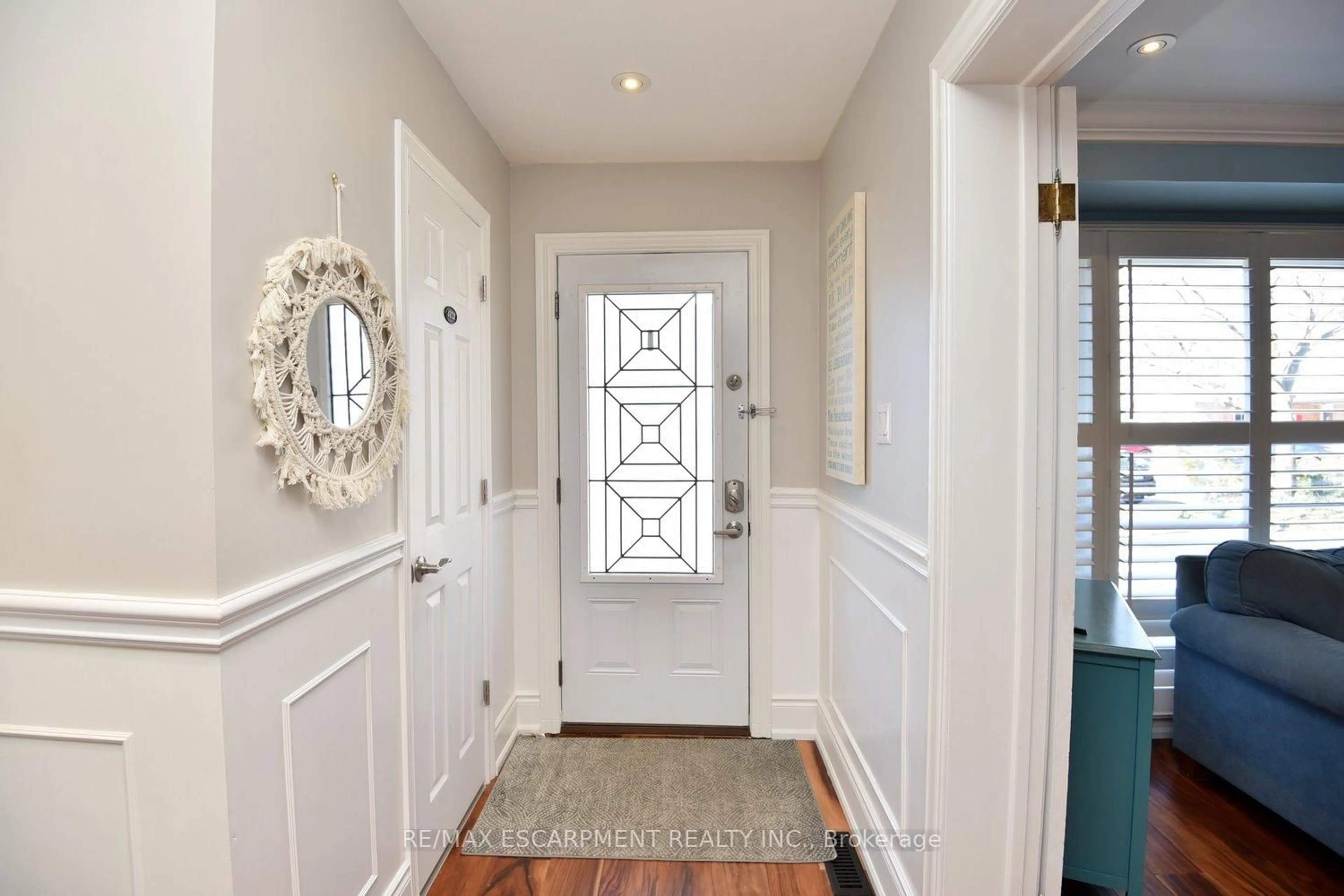 Indoor entryway for 2101 Silwell Crt, Burlington Ontario L7P 3B9