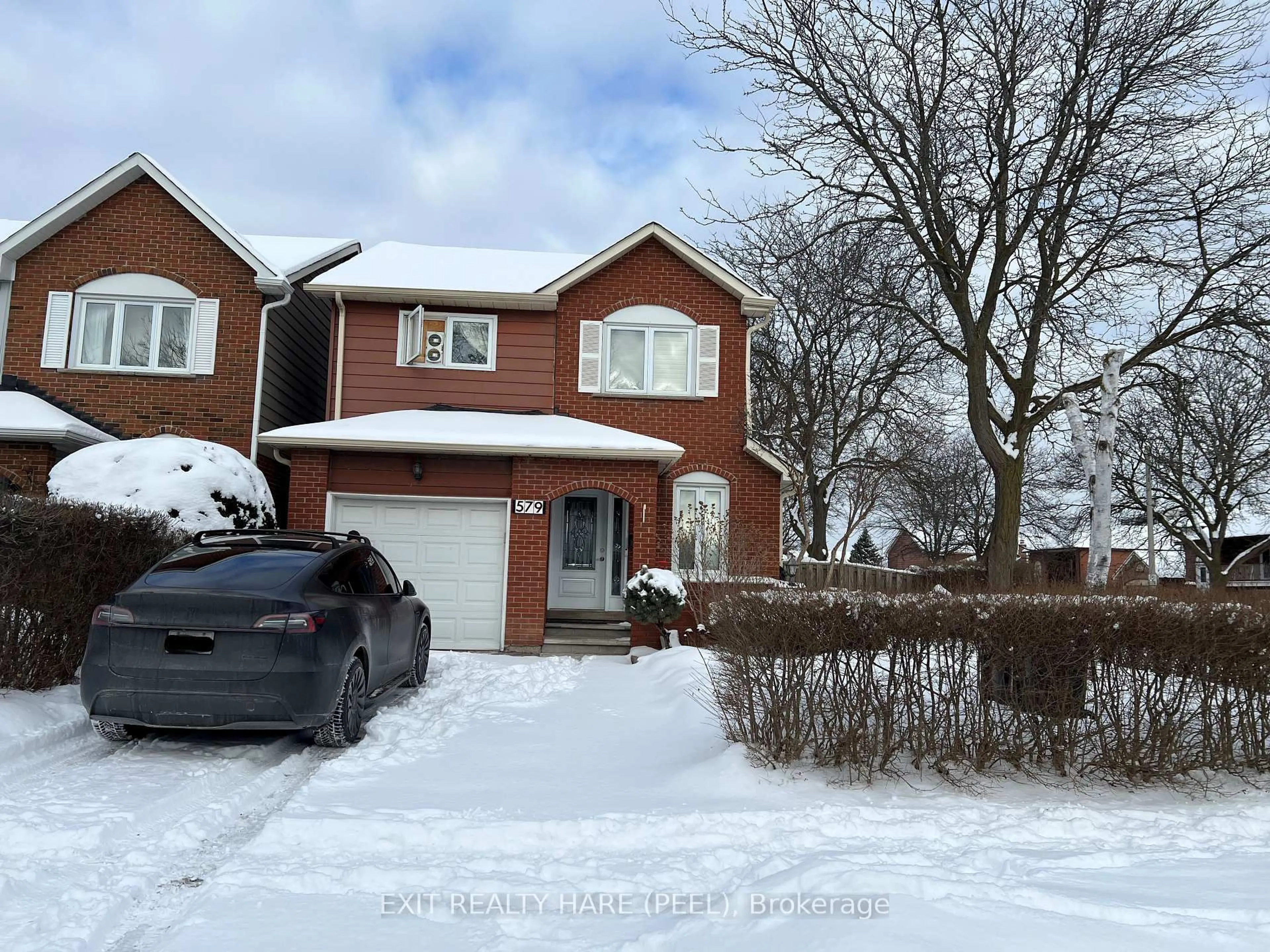 A pic from outside/outdoor area/front of a property/back of a property/a pic from drone, street for 579 Hartfordshire Lane, Mississauga Ontario L5B 2W9