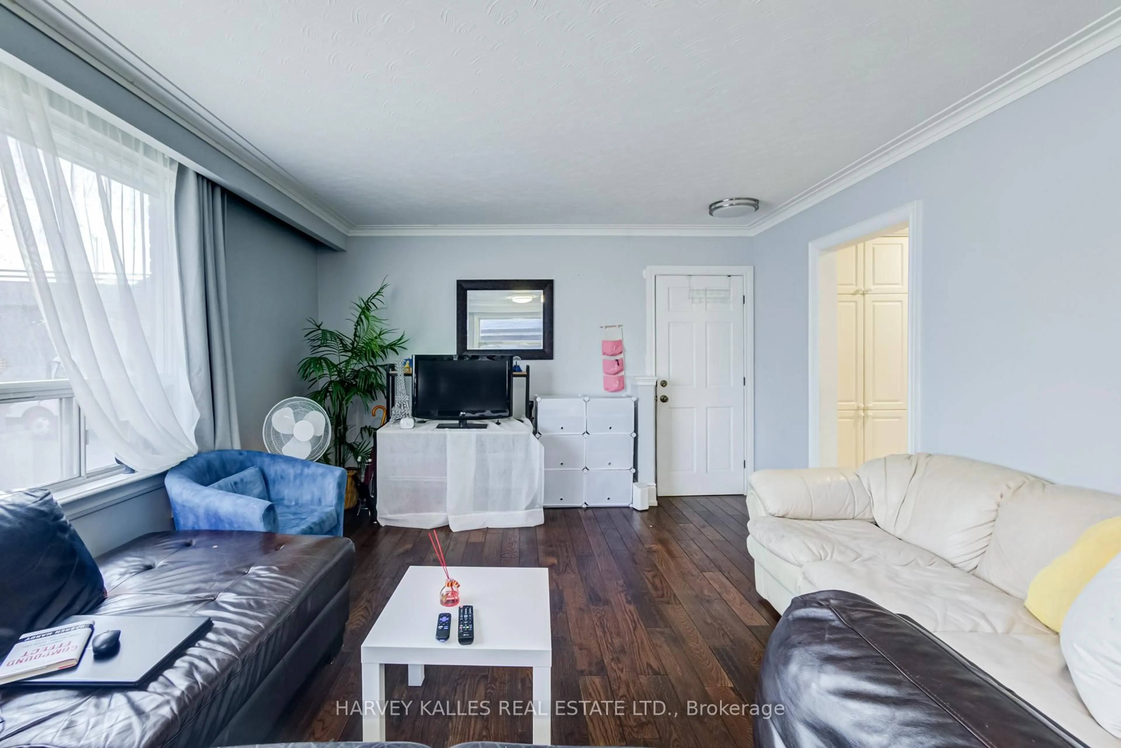 Living room with furniture, wood/laminate floor for 72 Mendota Rd, Toronto Ontario M8Y 1G3