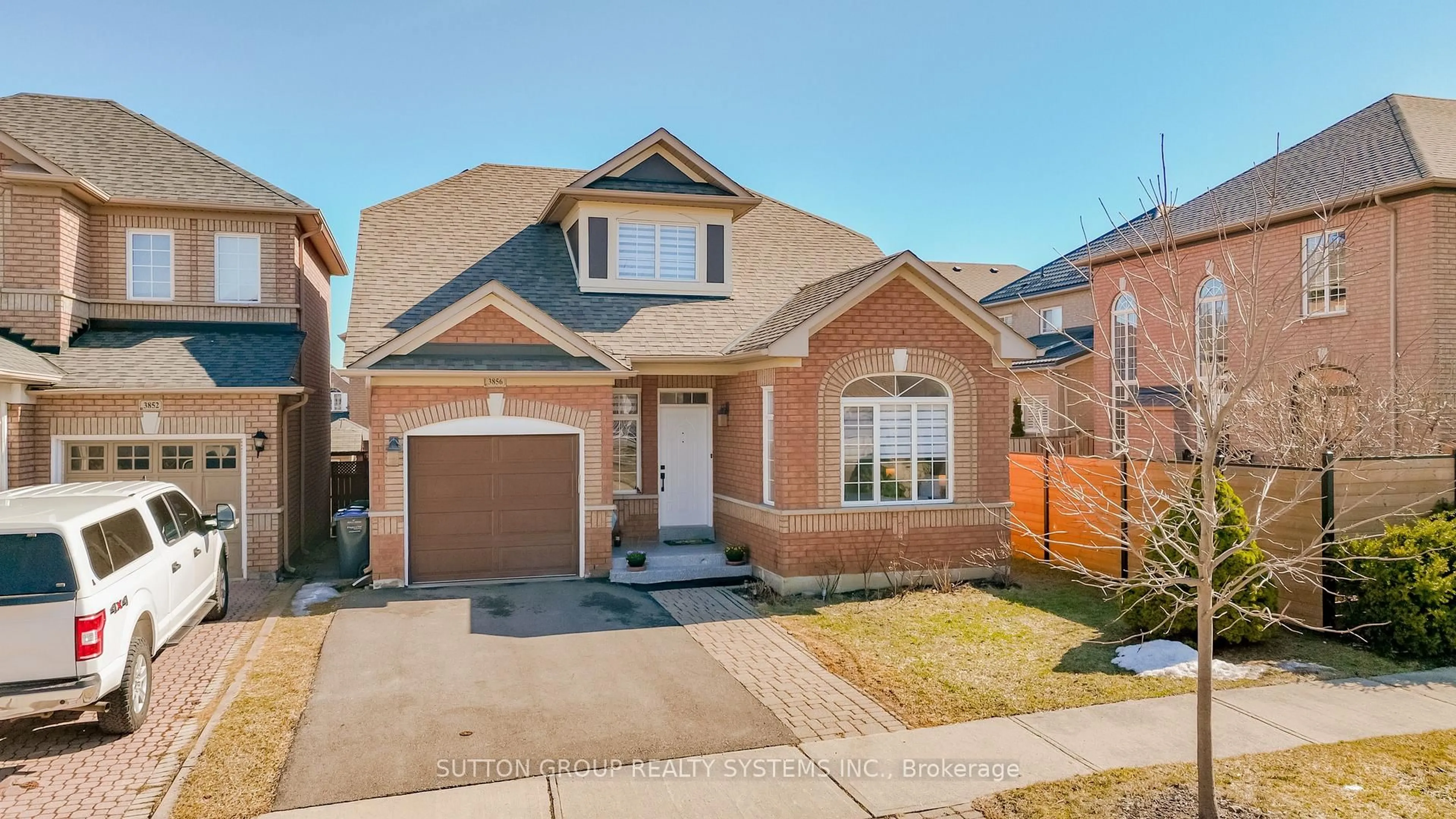 Home with brick exterior material, street for 3856 Edgecliffe Ru, Mississauga Ontario L5M 6N5