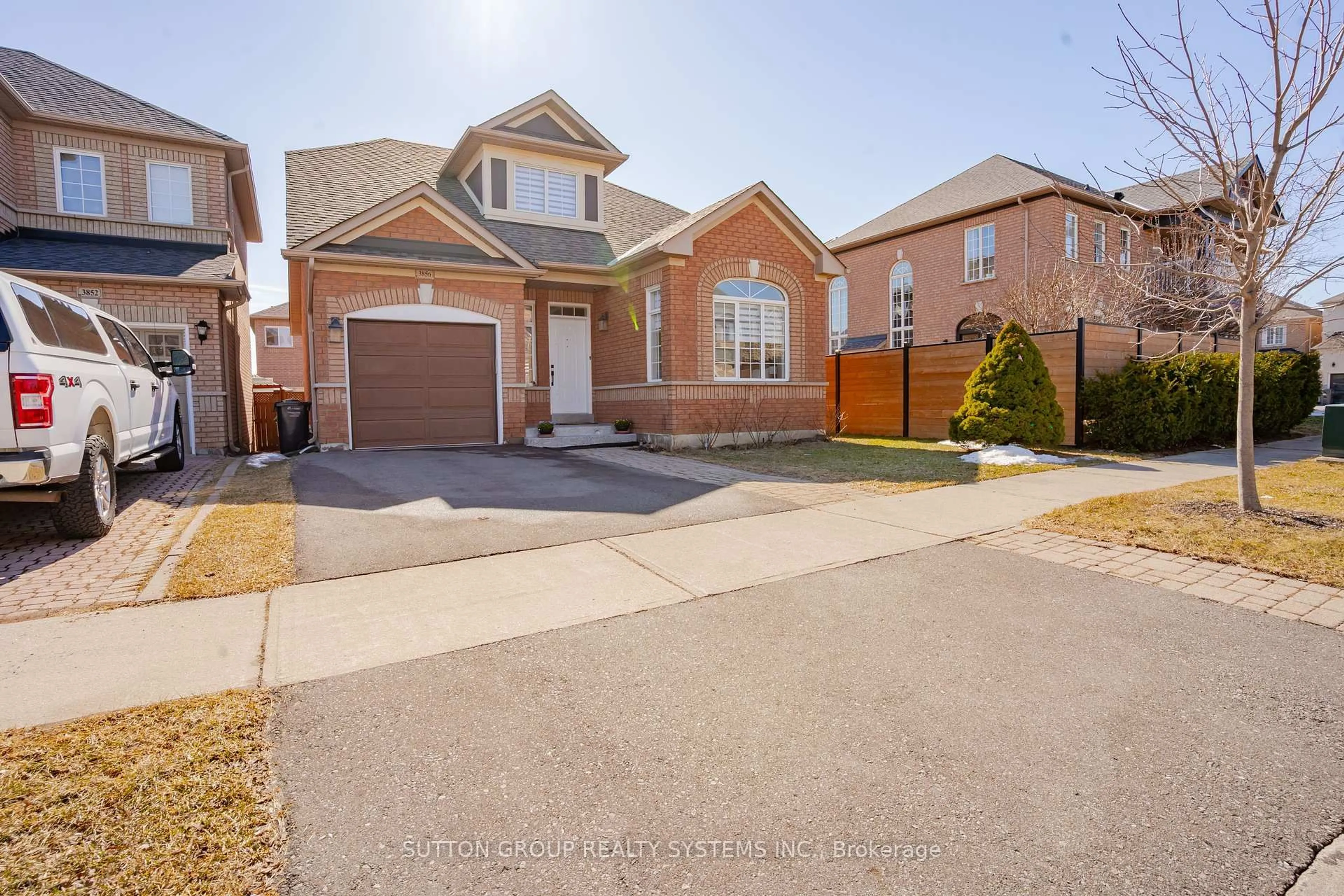 Home with brick exterior material, street for 3856 Edgecliffe Ru, Mississauga Ontario L5M 6N5