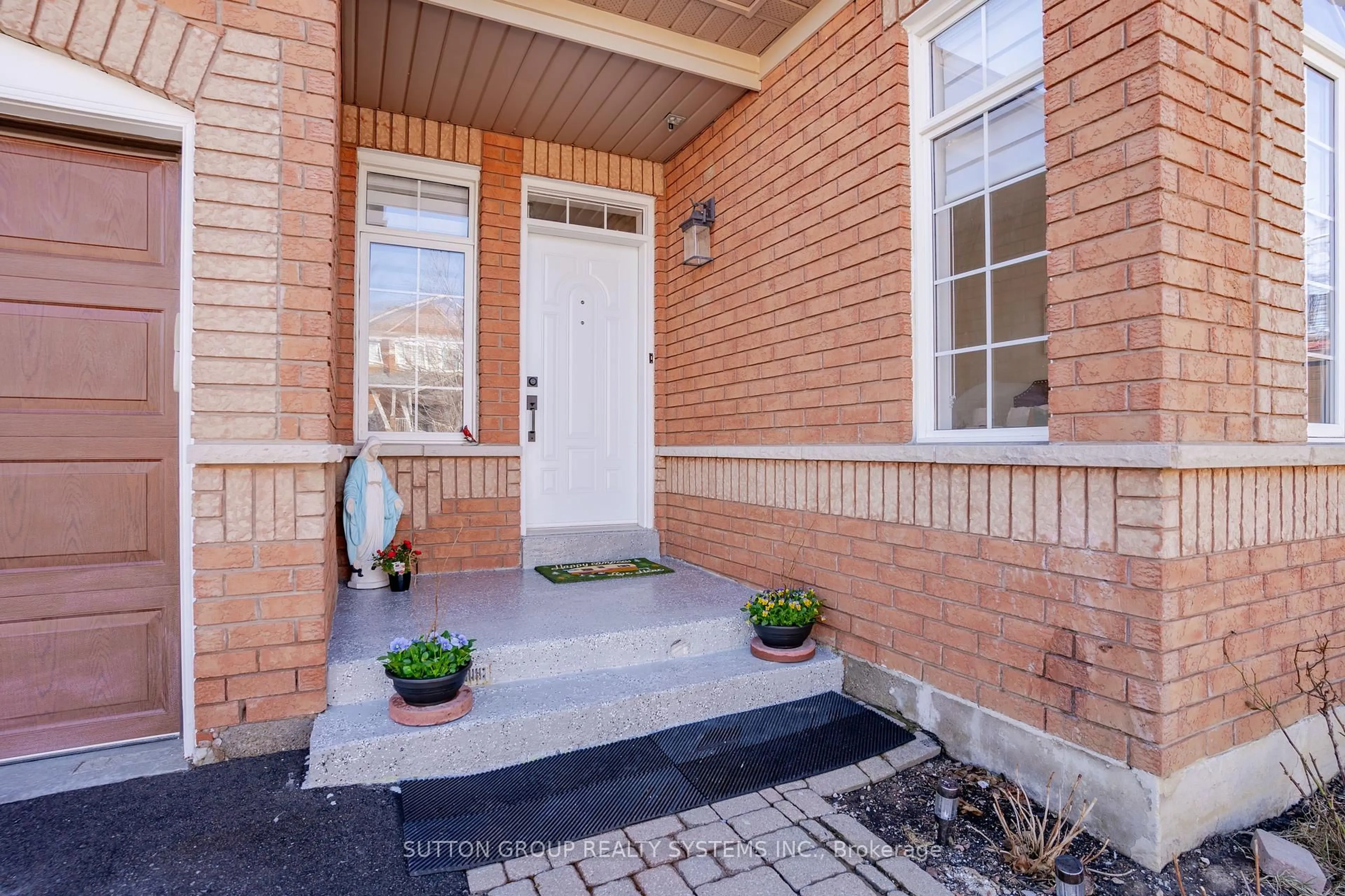 Indoor entryway for 3856 Edgecliffe Ru, Mississauga Ontario L5M 6N5