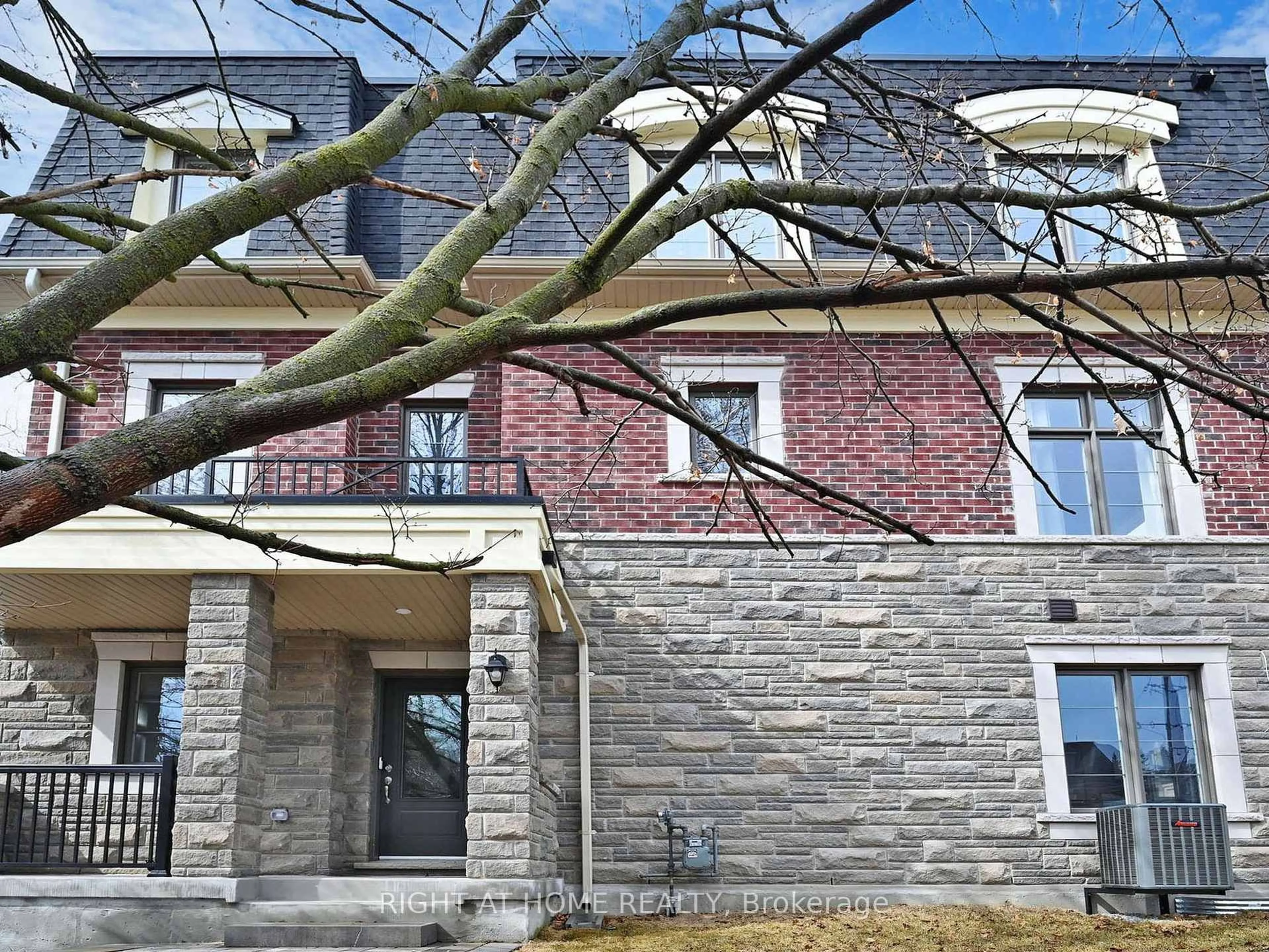 Home with brick exterior material, building for 211 Wyndham St, Mississauga Ontario L5M 2S5