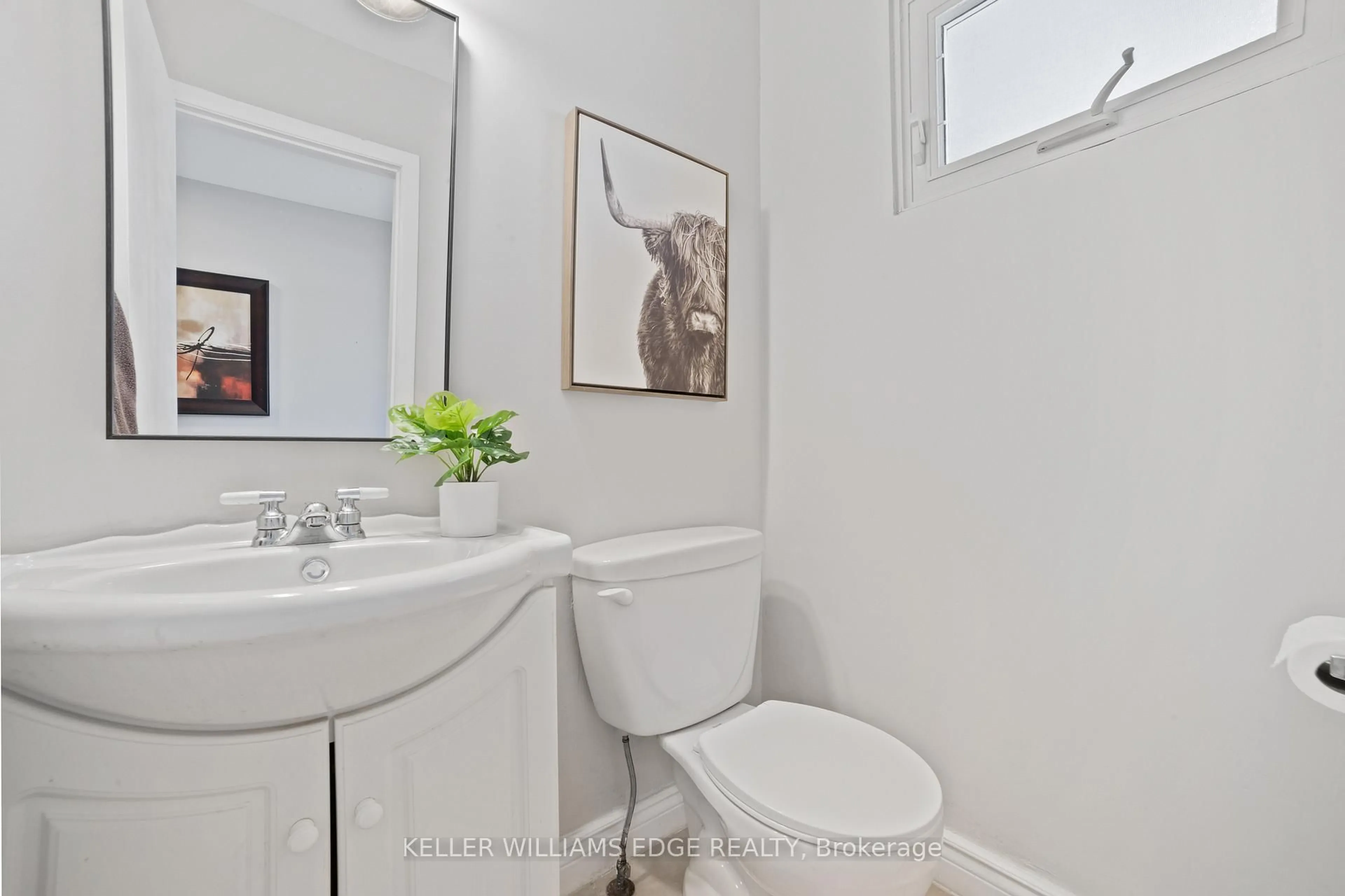 Standard bathroom, ceramic/tile floor for 5267 Banting Crt, Burlington Ontario L7L 2Z4