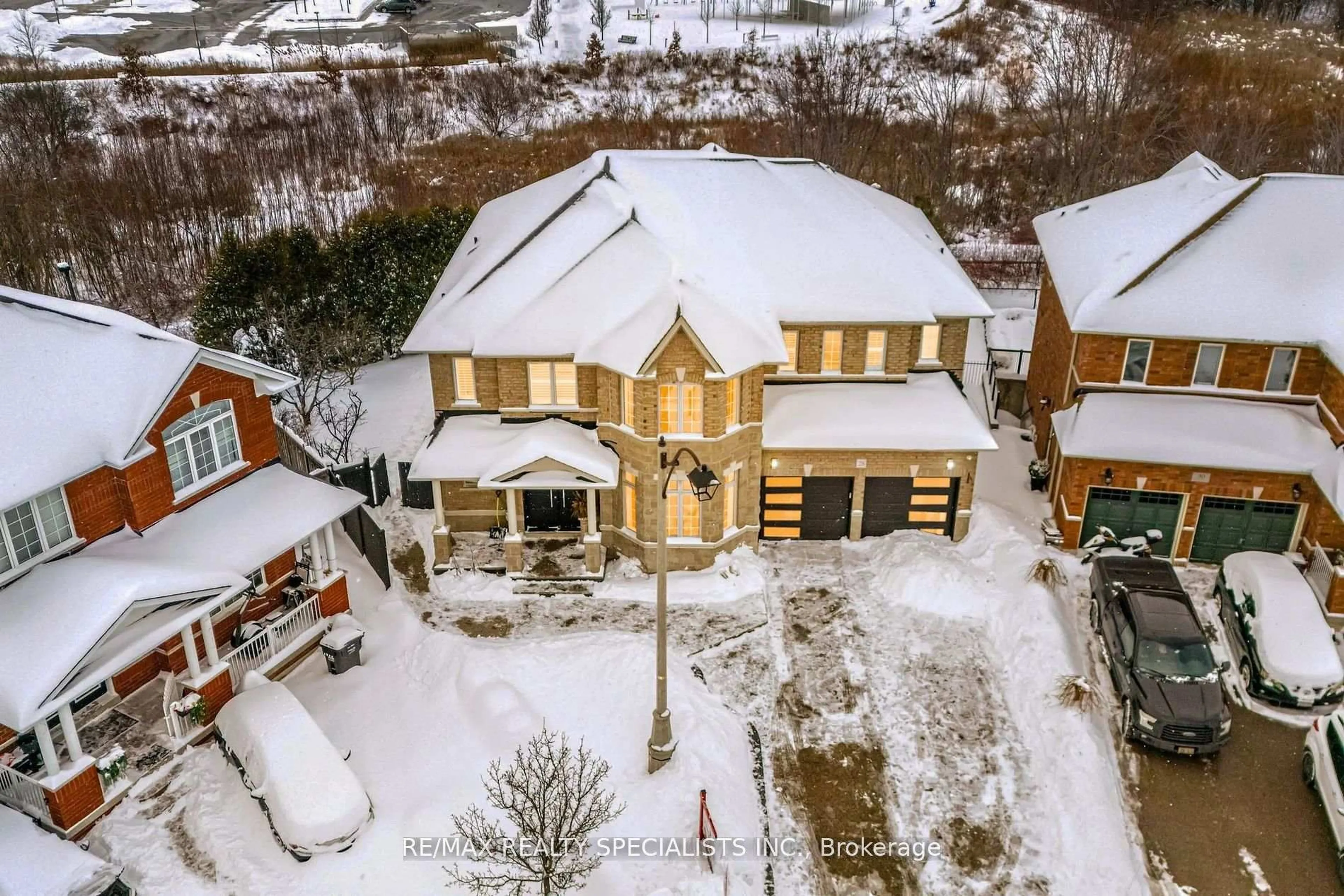 A pic from outside/outdoor area/front of a property/back of a property/a pic from drone, street for 28 Kippen Crt, Brampton Ontario L6R 0P7