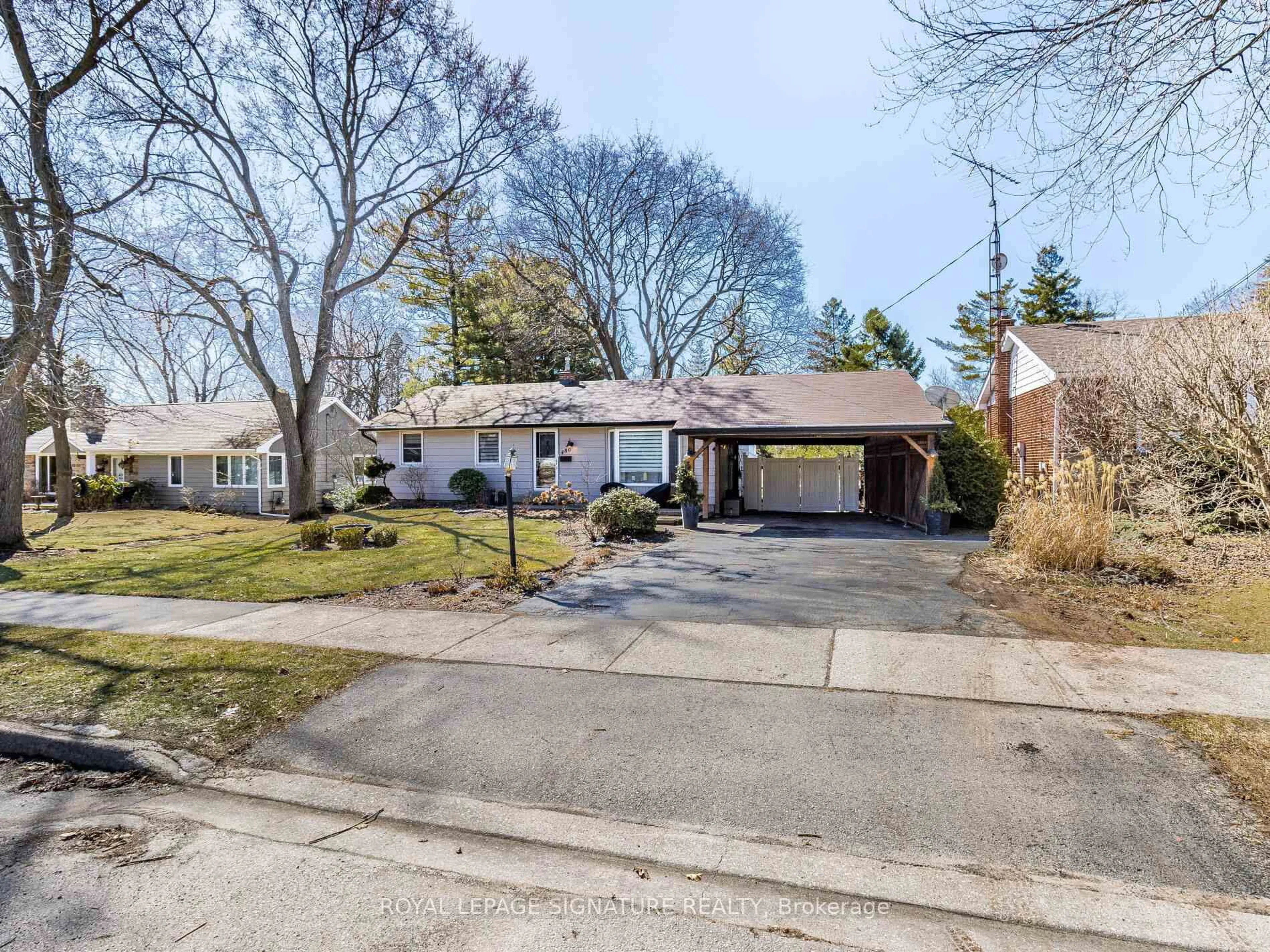 A pic from outside/outdoor area/front of a property/back of a property/a pic from drone, street for 480 Elwood Rd, Burlington Ontario L7N 3C7