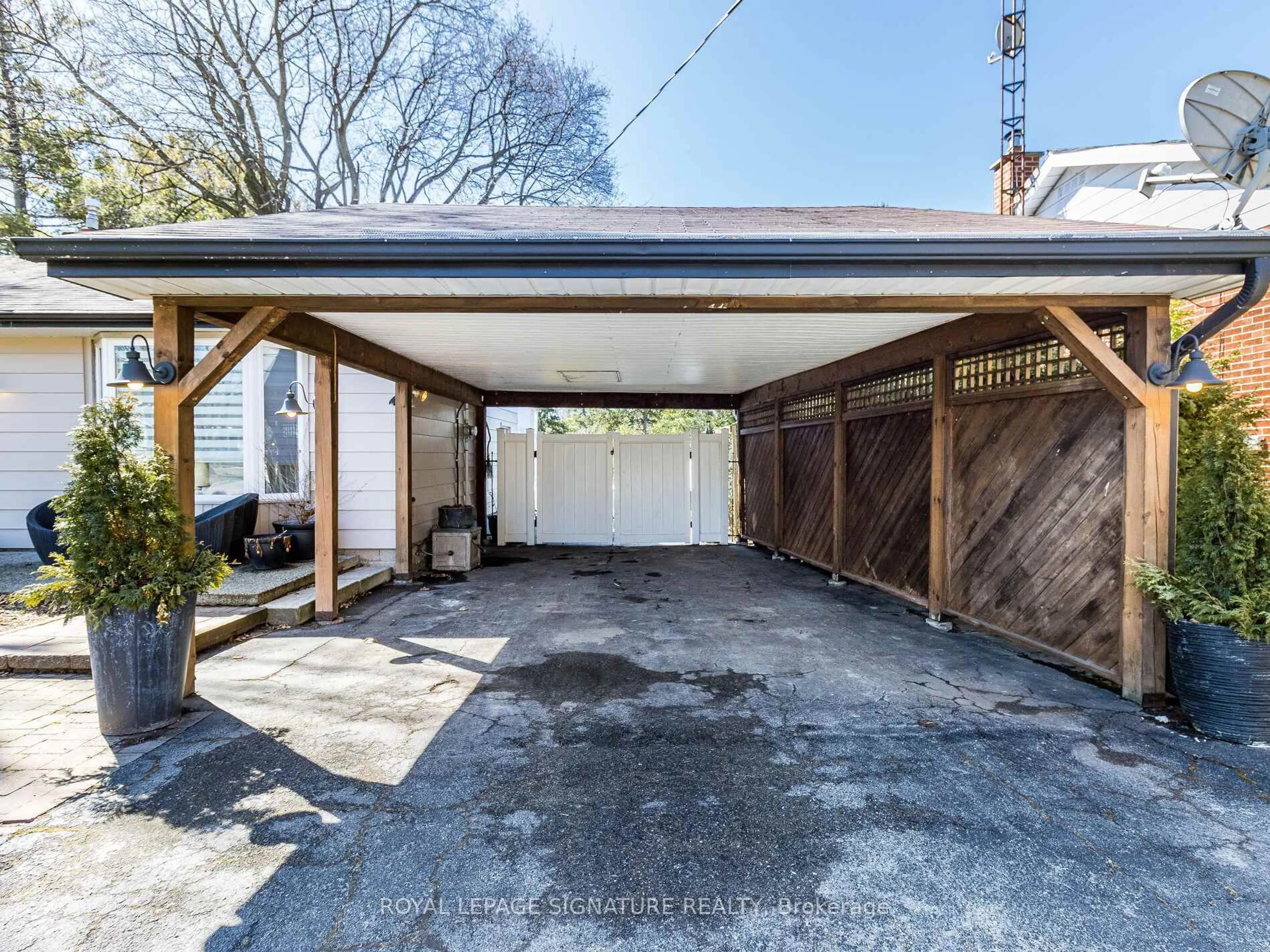 Indoor garage for 480 Elwood Rd, Burlington Ontario L7N 3C7