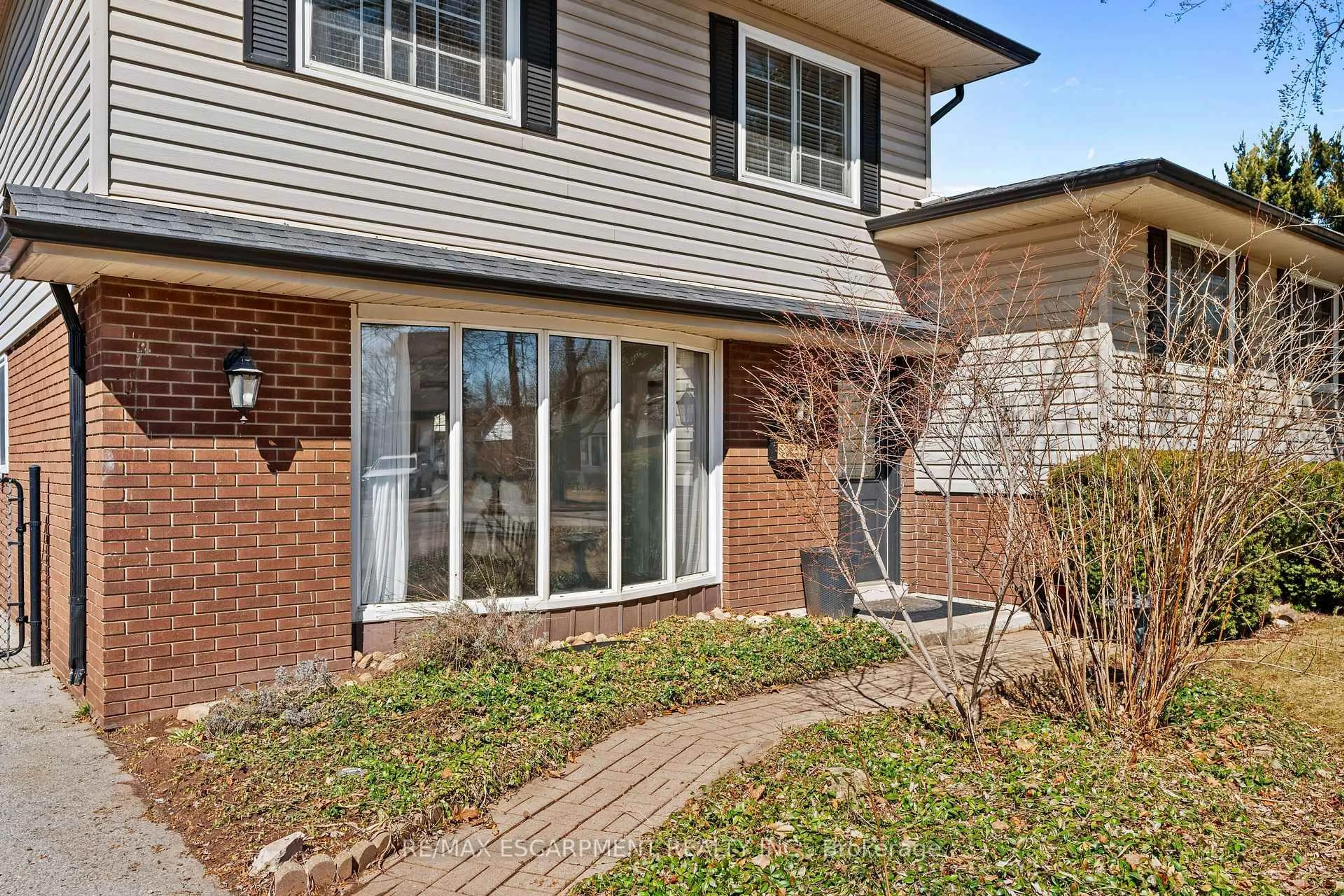 Home with brick exterior material, street for 5373 Spruce Ave, Burlington Ontario L7L 1N8