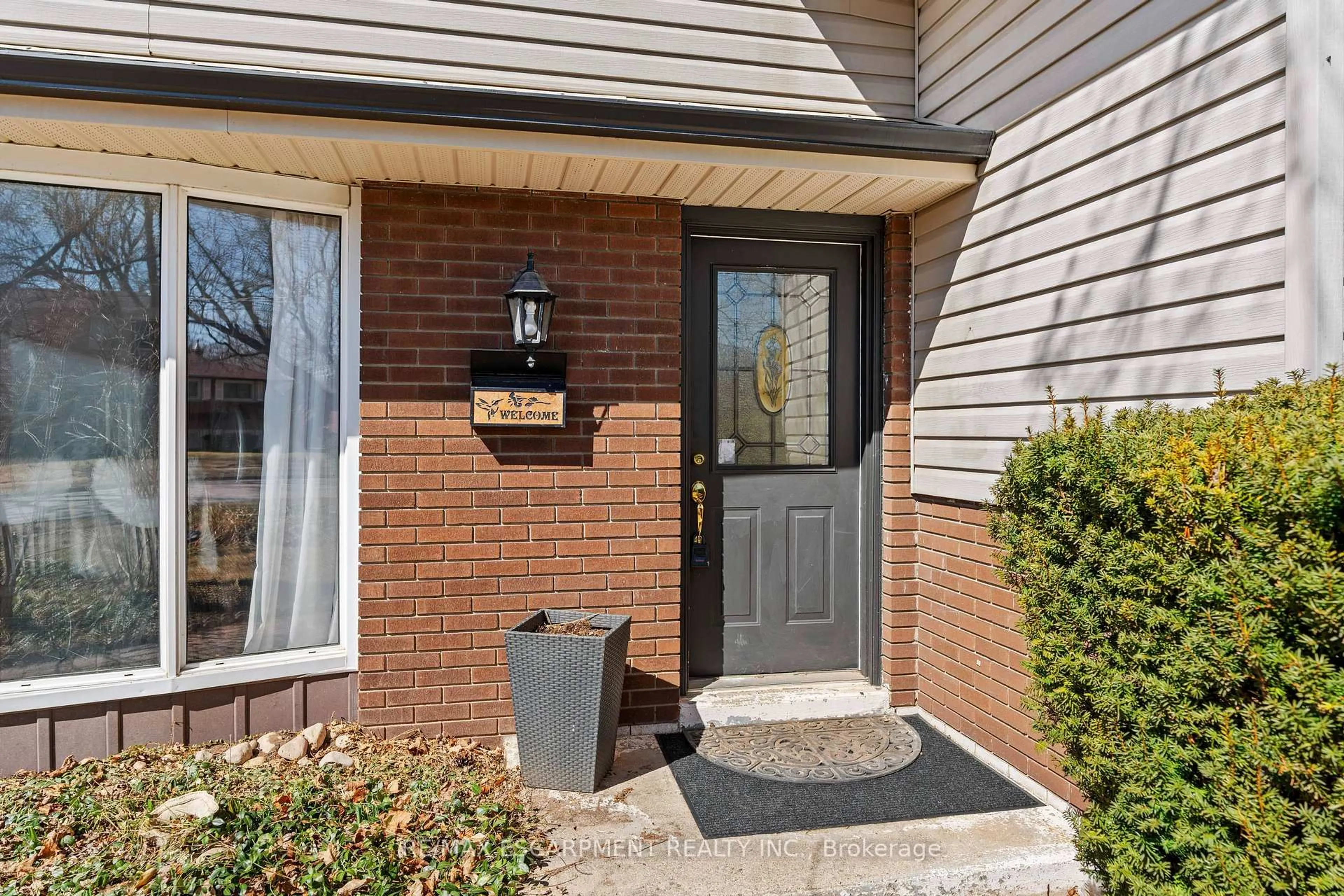 Indoor entryway for 5373 Spruce Ave, Burlington Ontario L7L 1N8