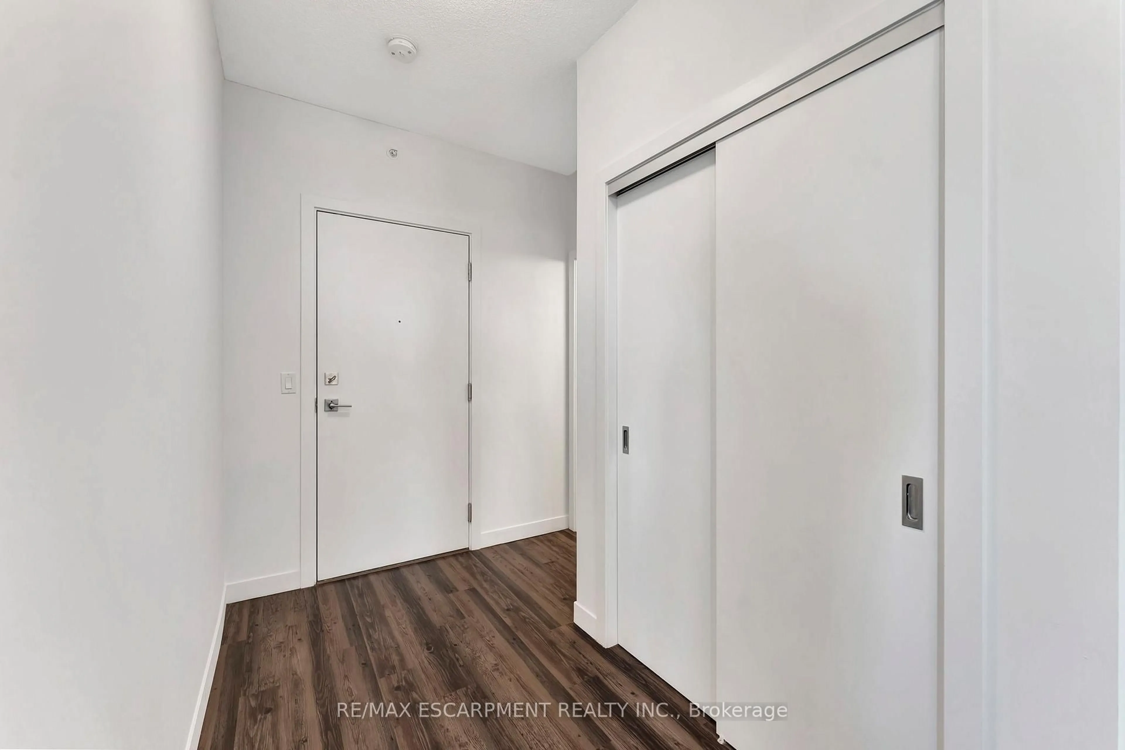 Indoor entryway for 2087 FAIRVIEW St #1502, Burlington Ontario L7R 0E5