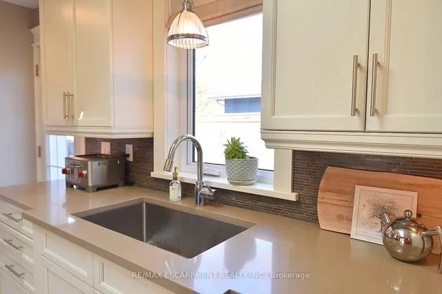 Additional property image - 625 Ardleigh Cres