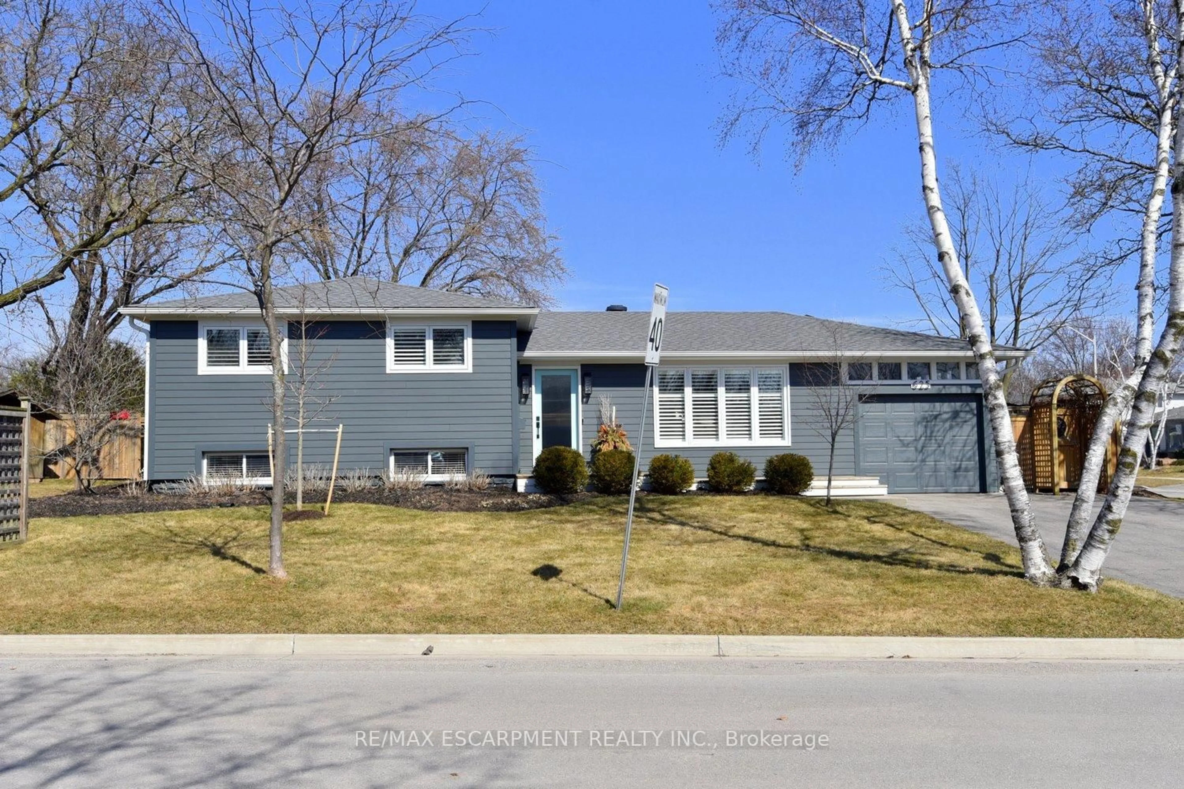 Home with vinyl exterior material, street for 625 Ardleigh Cres, Burlington Ontario L7L 4K7