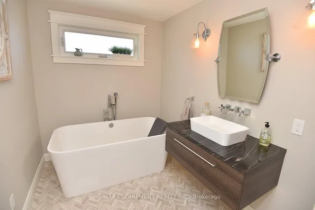 Additional property image - 625 Ardleigh Cres