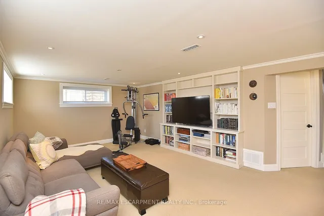 Additional property image - 625 Ardleigh Cres