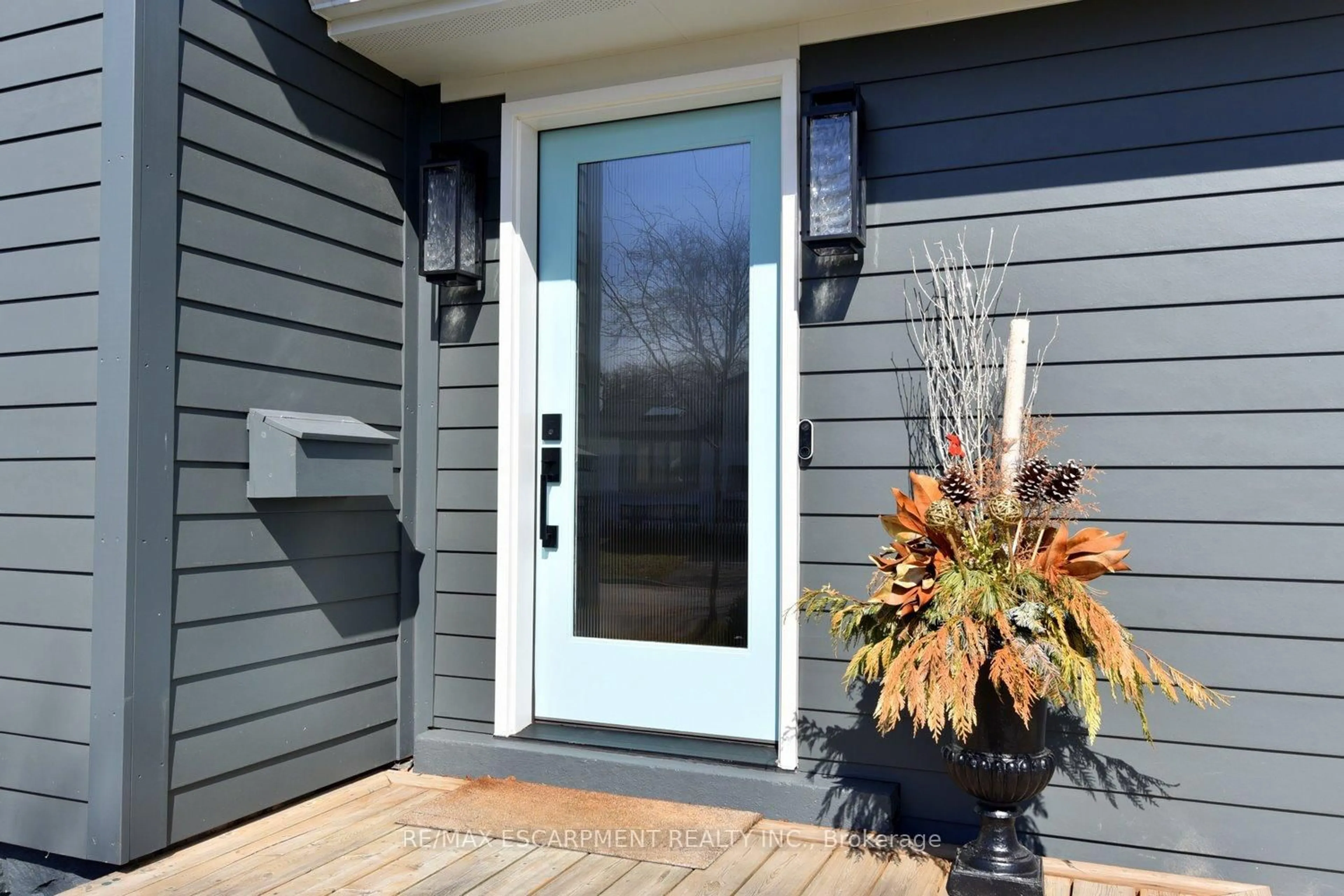 Indoor entryway for 625 Ardleigh Cres, Burlington Ontario L7L 4K7