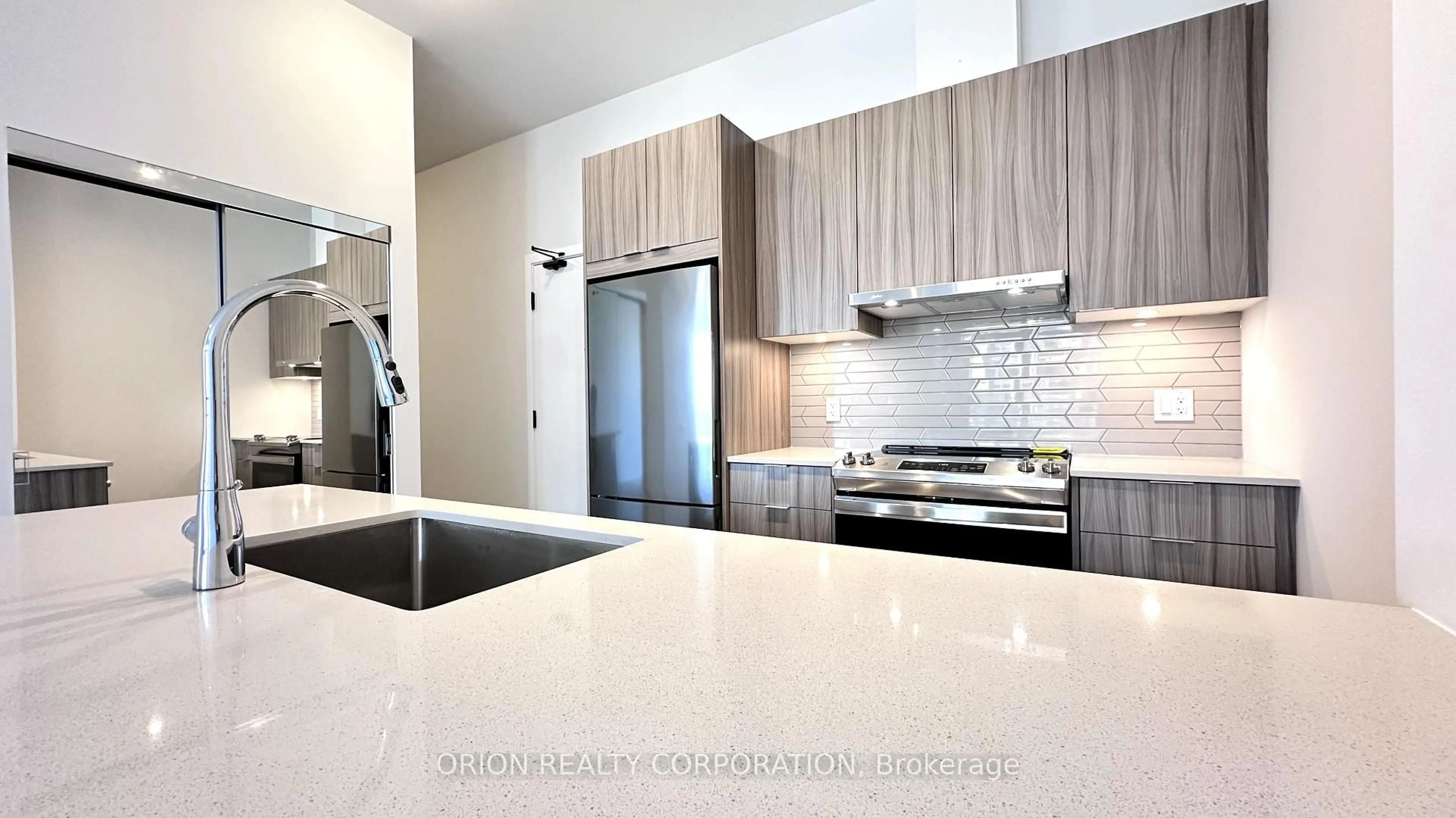 Contemporary kitchen, unknown for 430 Square One Dr #407, Mississauga Ontario L5B 0L6